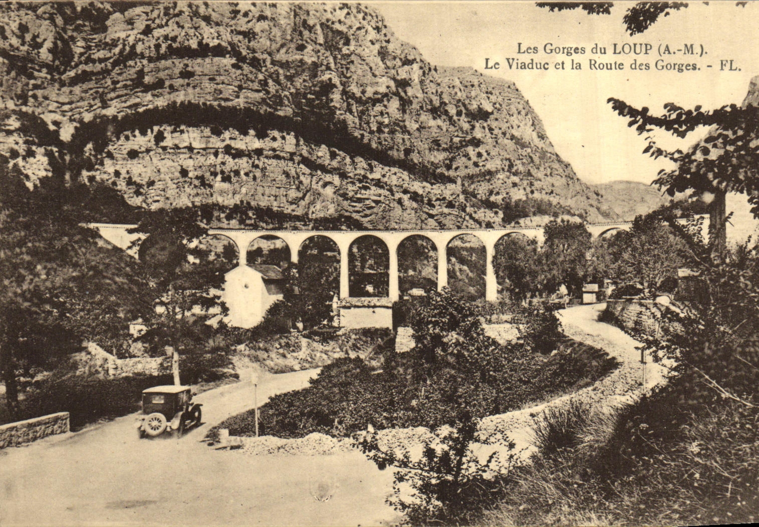 CPA Les Gorges du Loup Le Viaduc et la Route des gorges