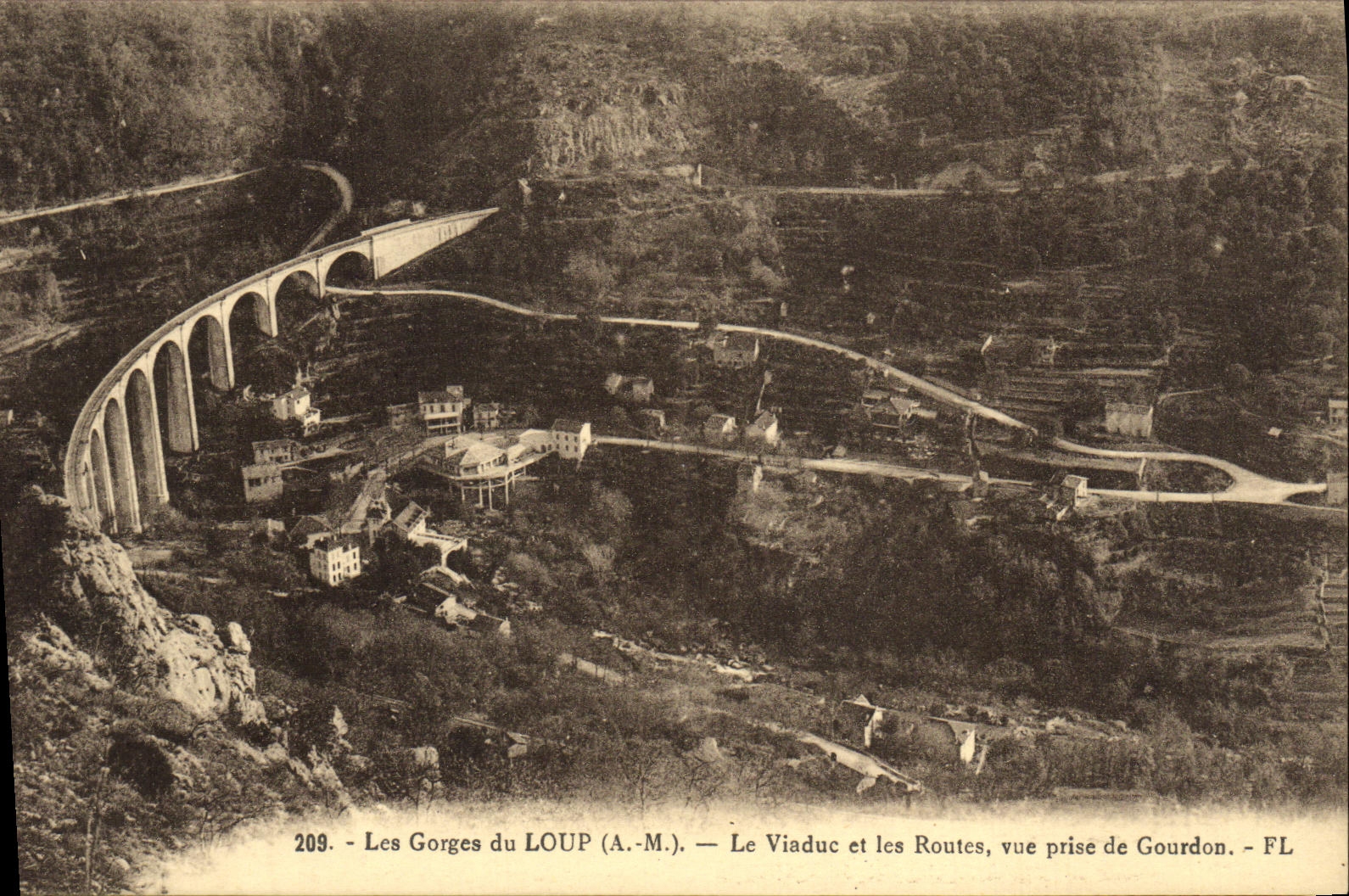 CPA Les Gorges du Loup Le Viaduc et les routes Vue prise de Gourdon