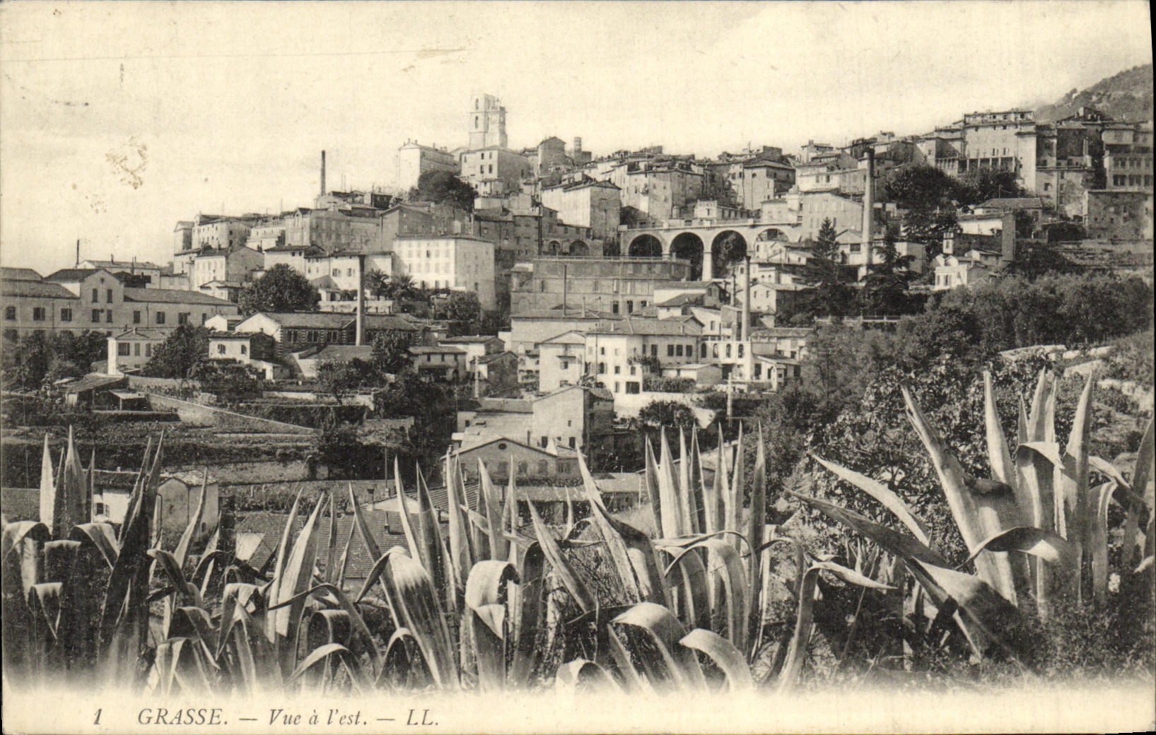 La vista de Grasse de la POSTAL de la VENDIMIA tiene L es