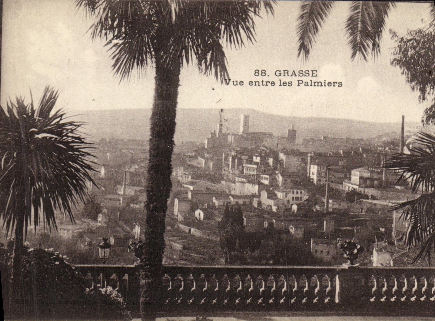 La vista de Grasse de la POSTAL de la VENDIMIA entra en las palmeras