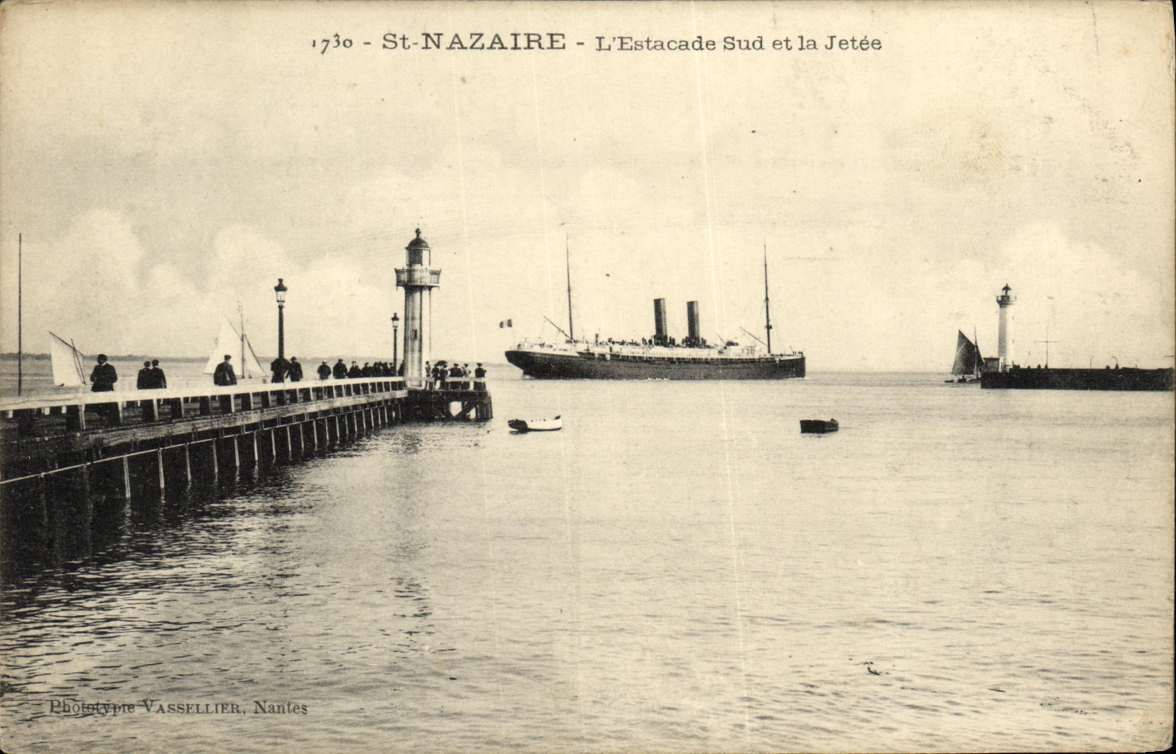 VINTAGE POSTCARD Saint Nazaire L southern Pier and the pier Boat