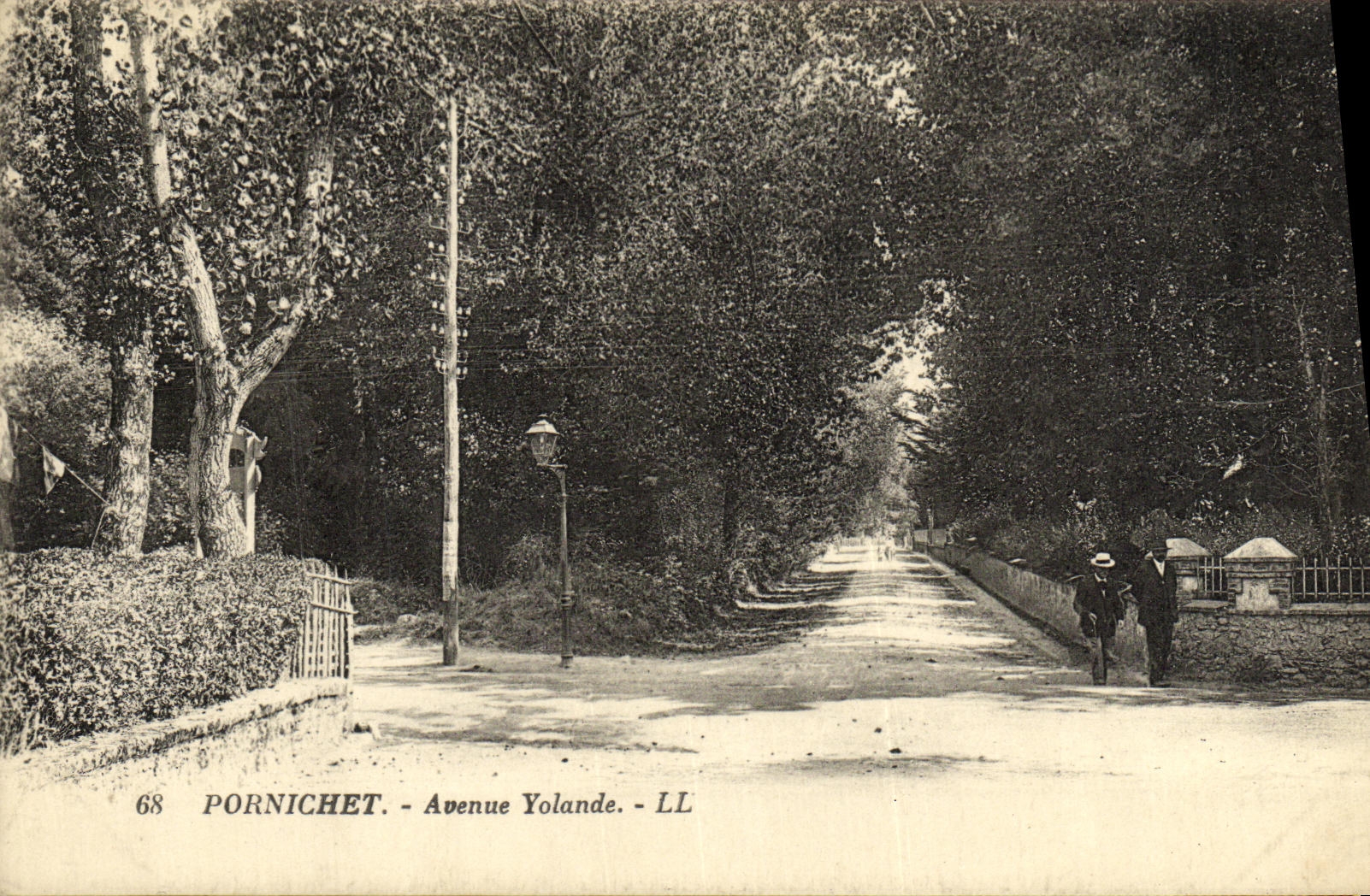 VINTAGE POSTCARD Pornichet Yolande Avenue