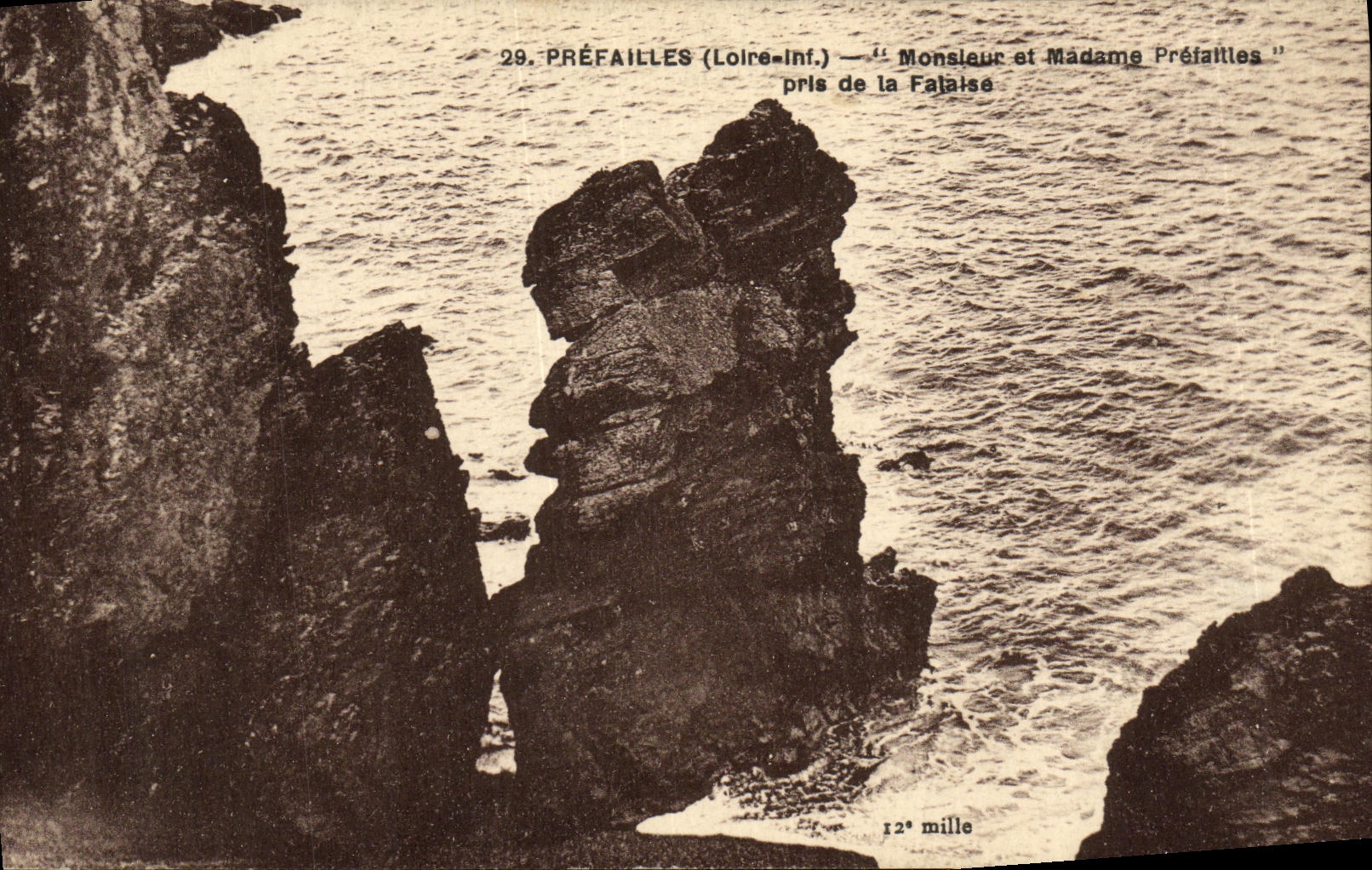 POSTAL Prefailles Monsleur de la VENDIMIA y senora de los prefailles tomada de Fataise