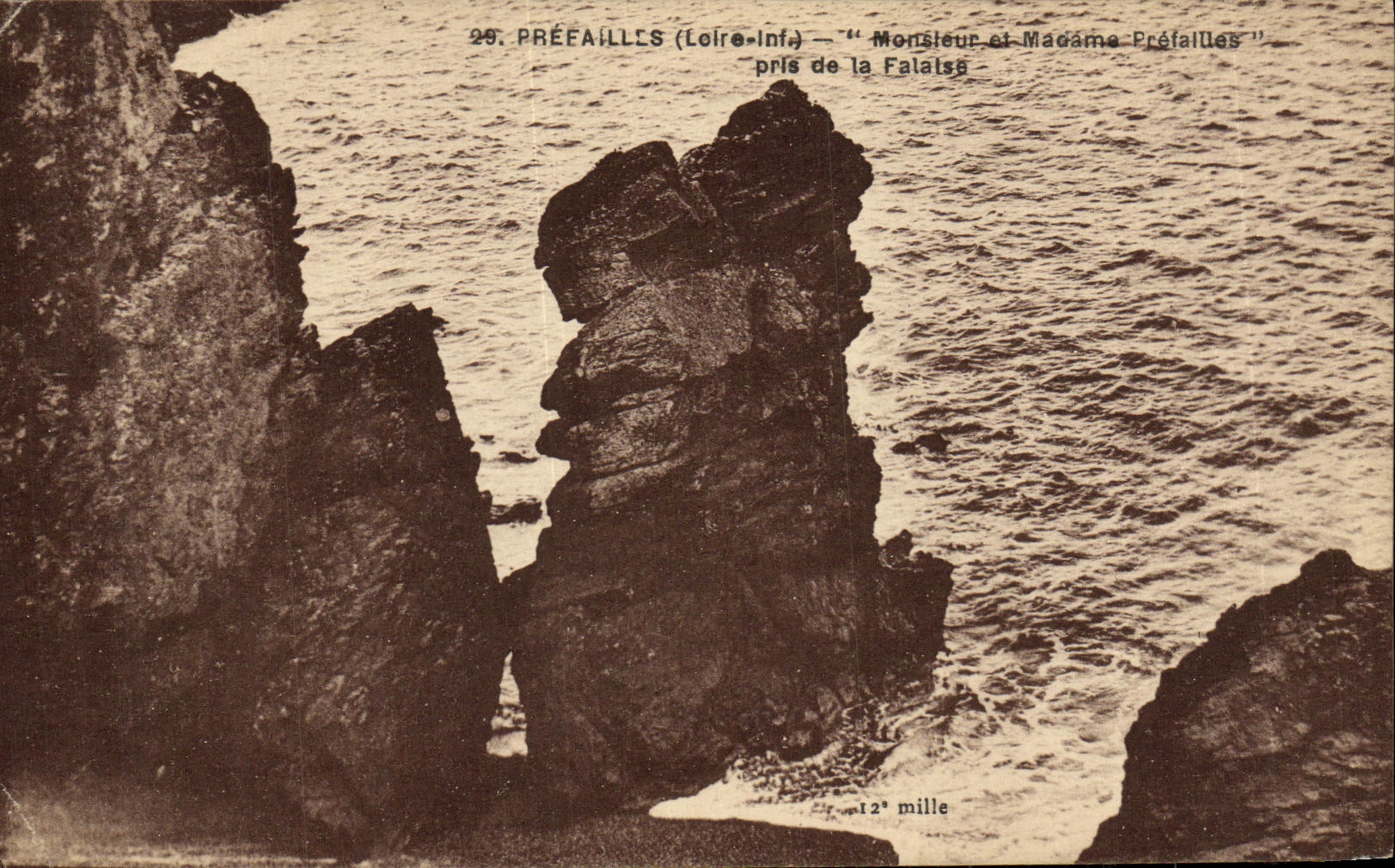 POSTAL Prefailles Monsleur y senora Prefailles de la VENDIMIA tomada del acantilado