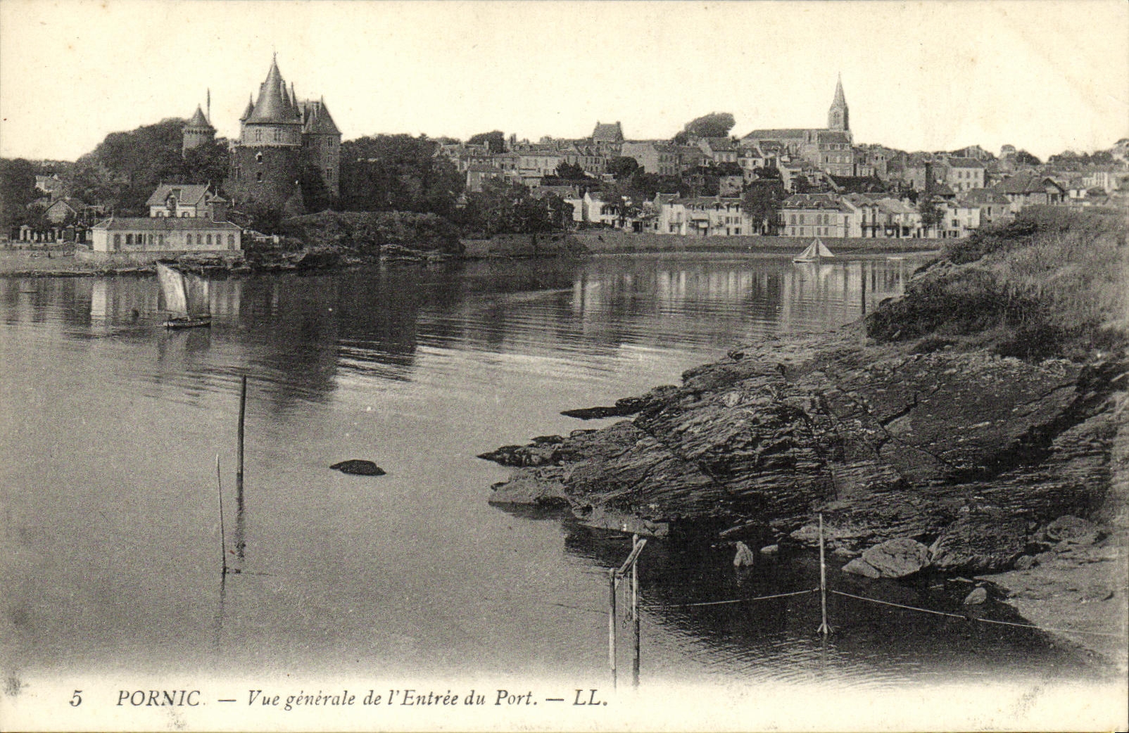 CPA Pornic Vue Generale de l Entree du Port
