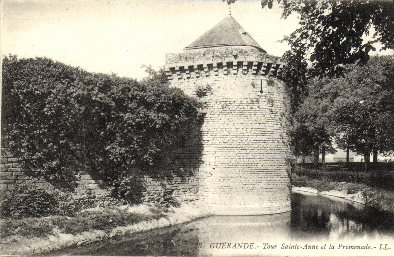 CPA Guerande Tour Sainte Anne et la Promenade
