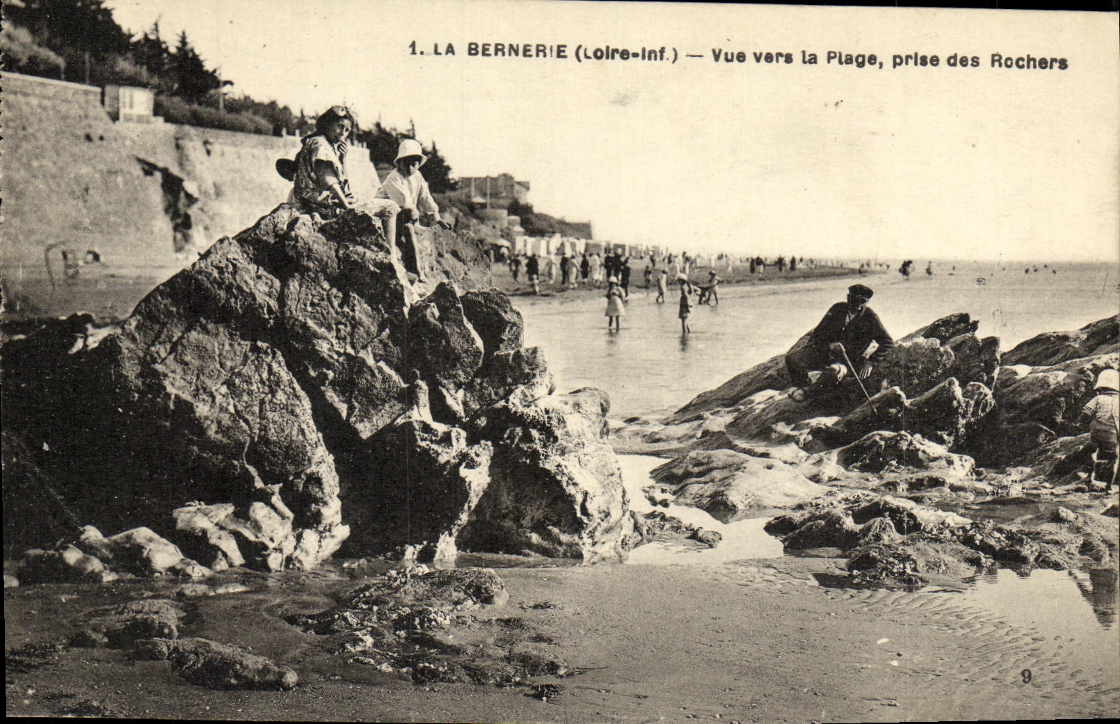 VINTAGE POSTCARD Bernerie Seen towards the Beach taken of the rocks Children
