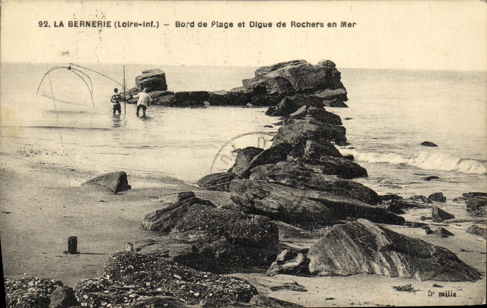 VINTAGE POSTCARD Bernerie Edge of Beach and Dam of Sinning rocks at sea Fishing