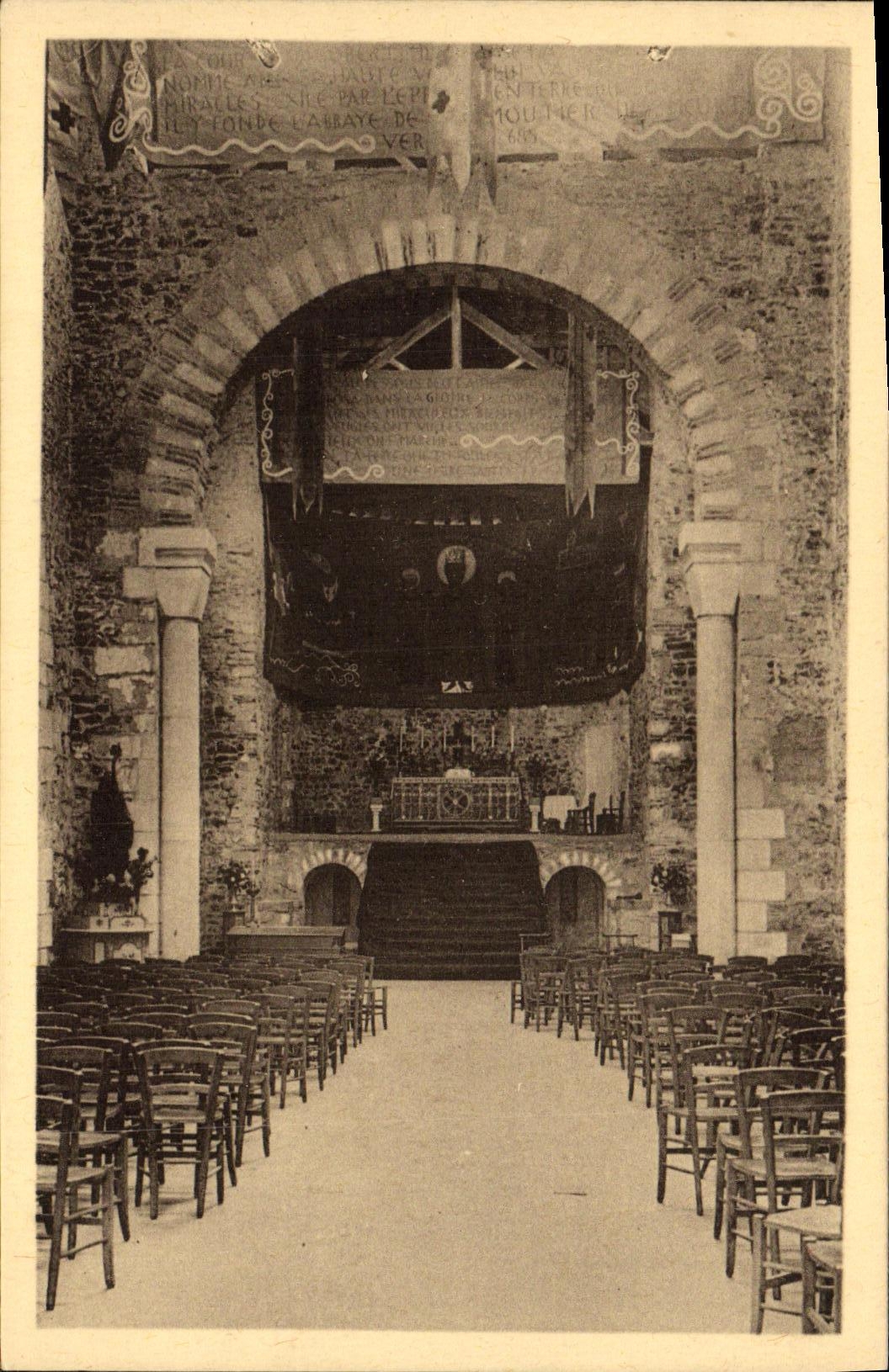 El lugar de la iglesia de la abadia de St Philbert de Grand Carolingian de la POSTAL de la VENDIMIA lo ajusta transept y el estribillo