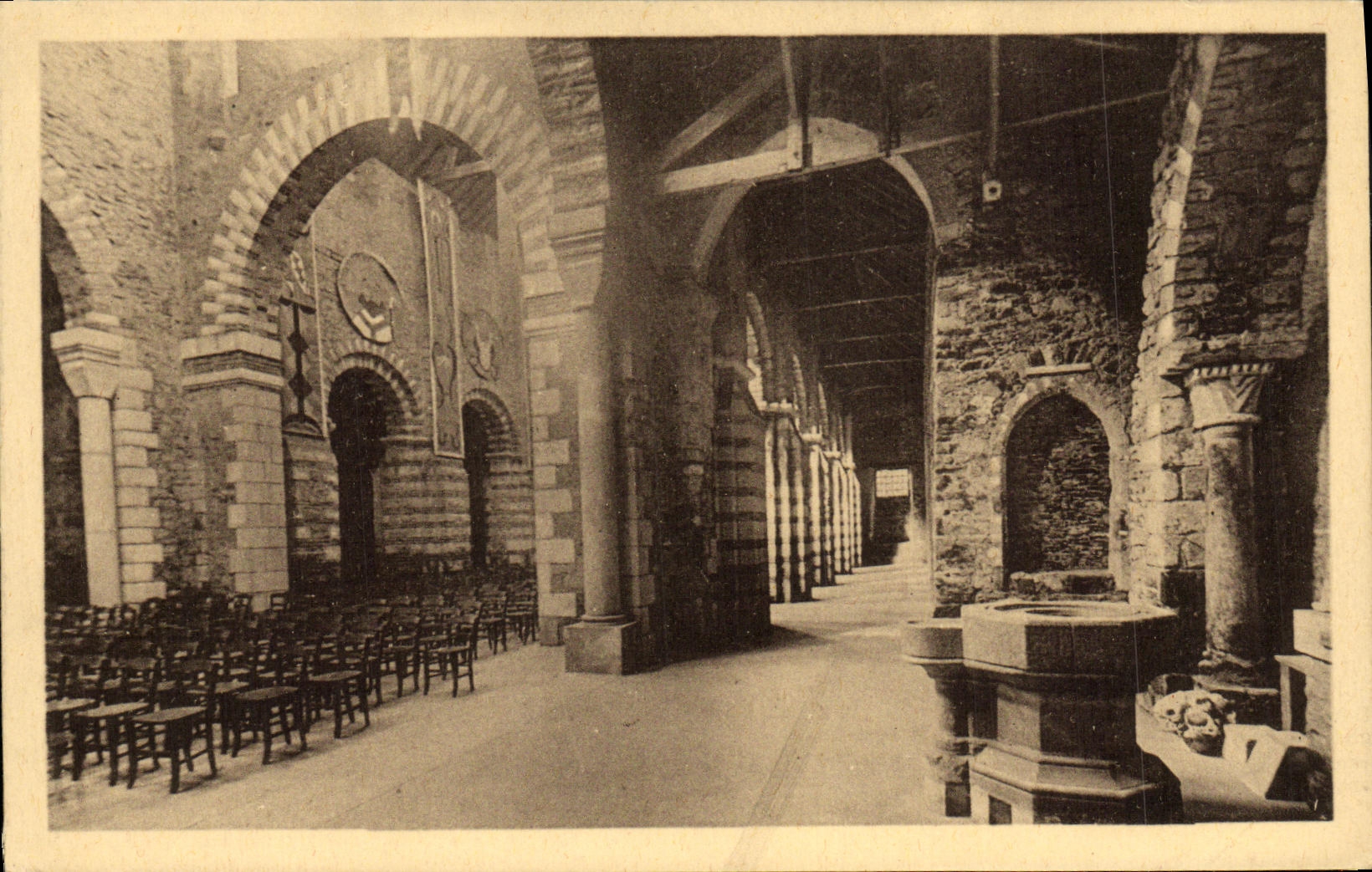 Cubo de Carolingian de la iglesia de la abadia de St Philbert de Grand Place de la POSTAL de la VENDIMIA grande y dimensiones bajas nortenos