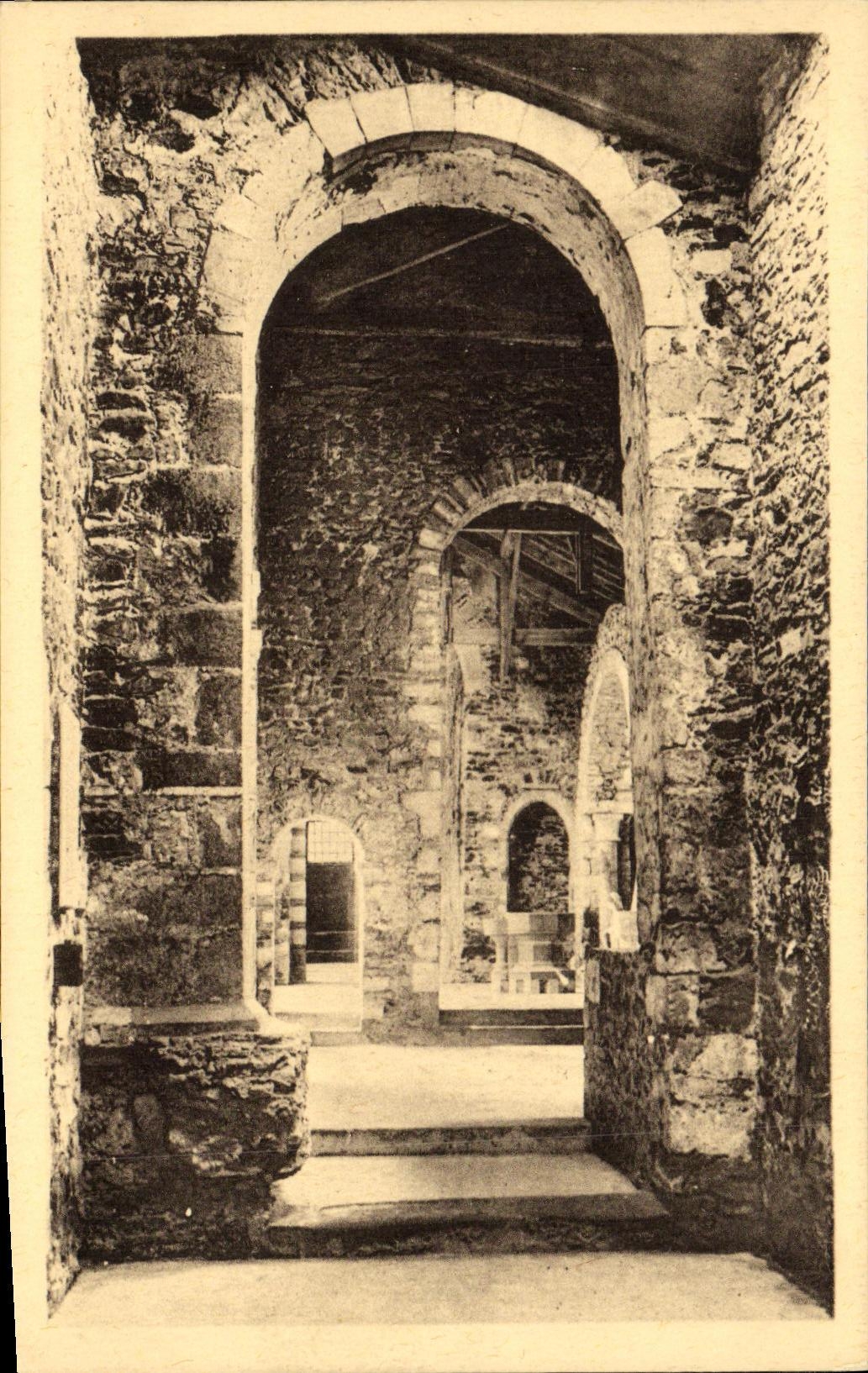 El apoyo norteno del lugar de la iglesia de la abadia de St Philbert de Grand Carolingian de la POSTAL de la VENDIMIA del transept vista de L entro del deamb