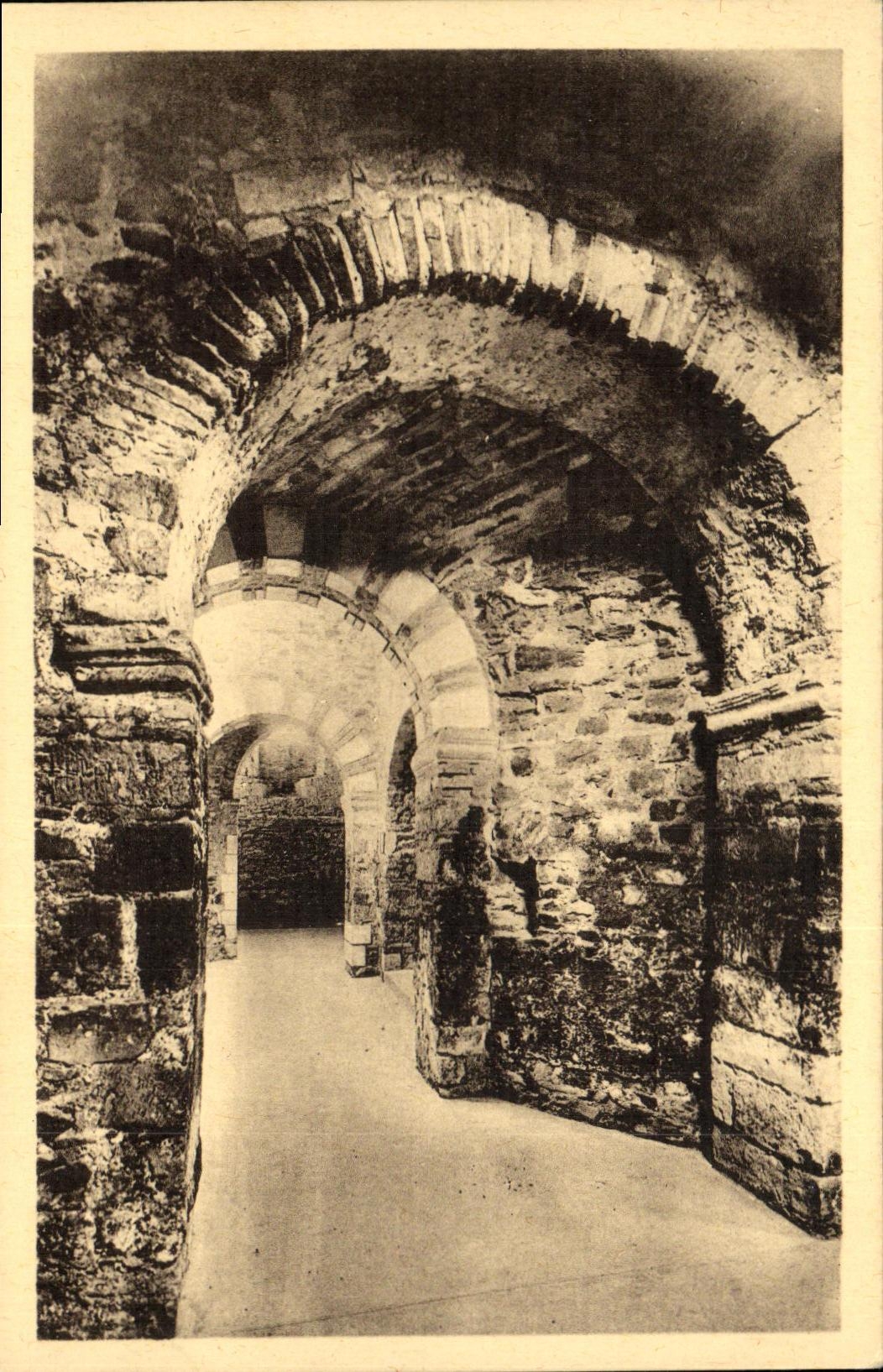 El lugar de la iglesia de la abadia de St Philbert de Grand Carolingian de la POSTAL de la VENDIMIA el deambulatoire Partie es