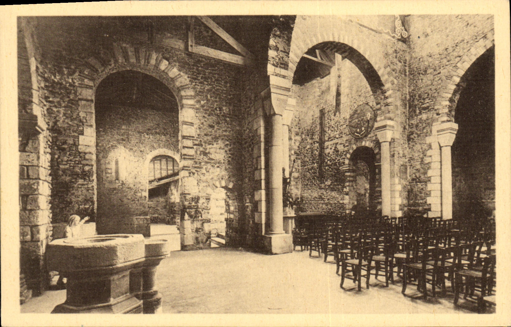 Iglesia Amore de la abadia de St Philbert de Grand Place Carolingian de la POSTAL de la VENDIMIA del demabulatoire