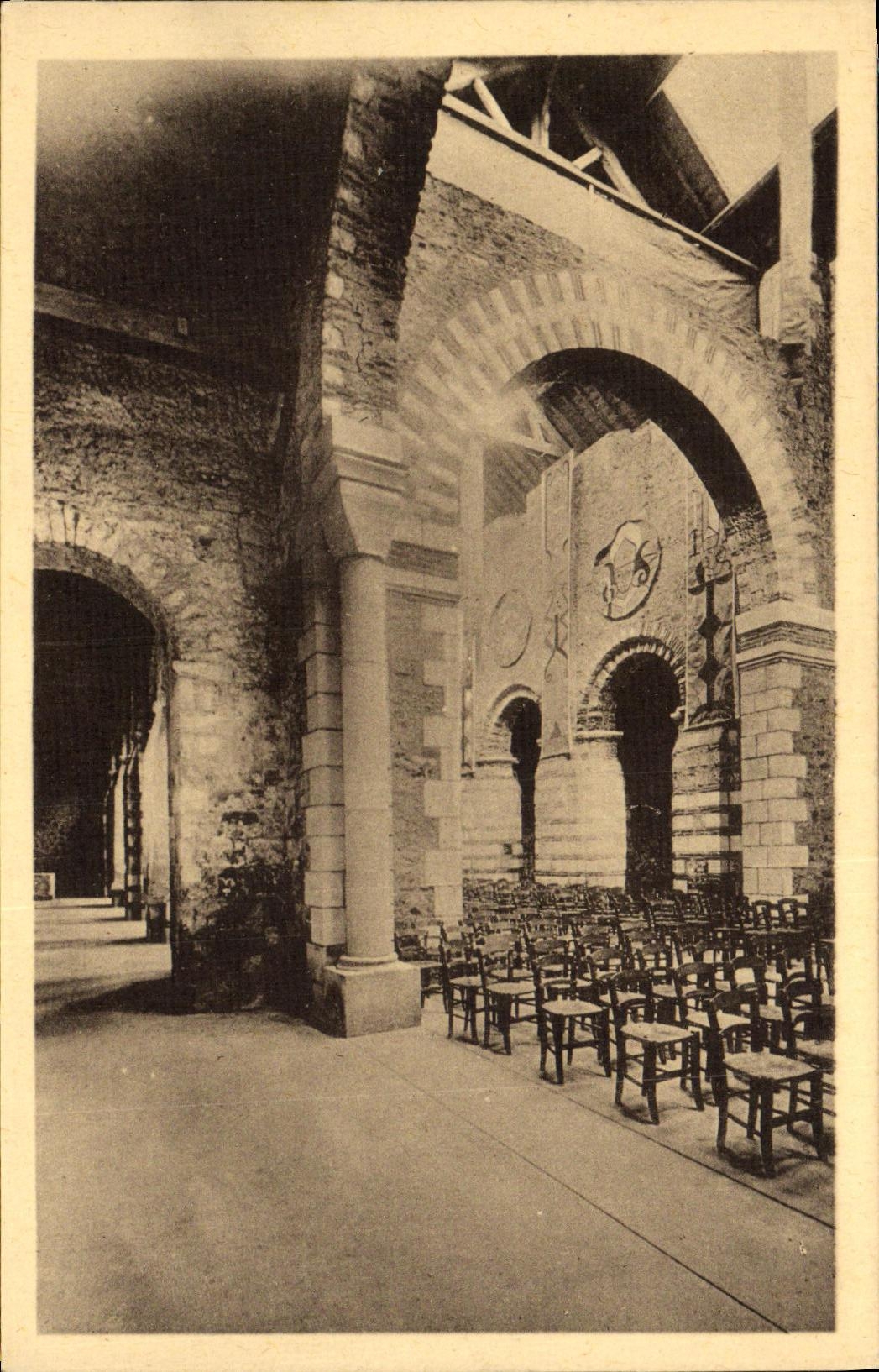 Cubo de Carolingian de la iglesia de la abadia de St Philbert de Grand Place de la POSTAL de la VENDIMIA grande y apoyo visto dimensiones bajas del transept