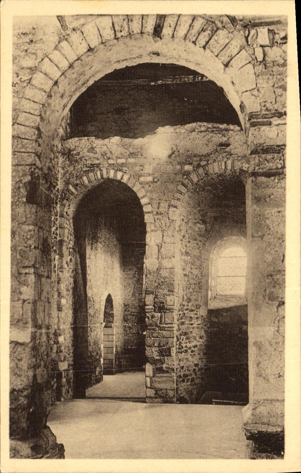 El lugar de la iglesia de la abadia de St Philbert de Grand Carolingian de la POSTAL de la VENDIMIA comienza la pieza meridional del deambulatoire