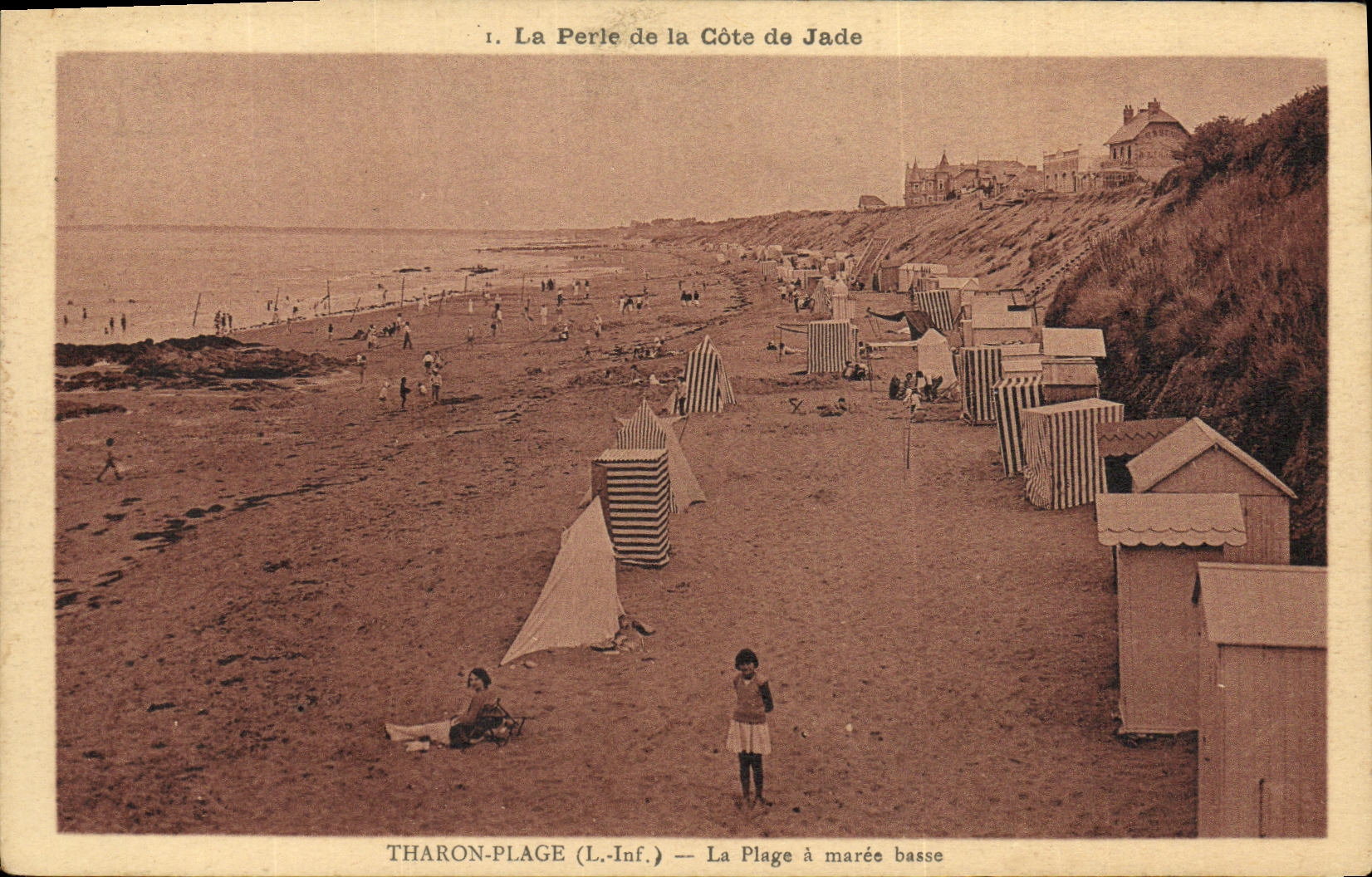 El Plage de Tharon de la POSTAL de la VENDIMIA la playa tiene marea baja