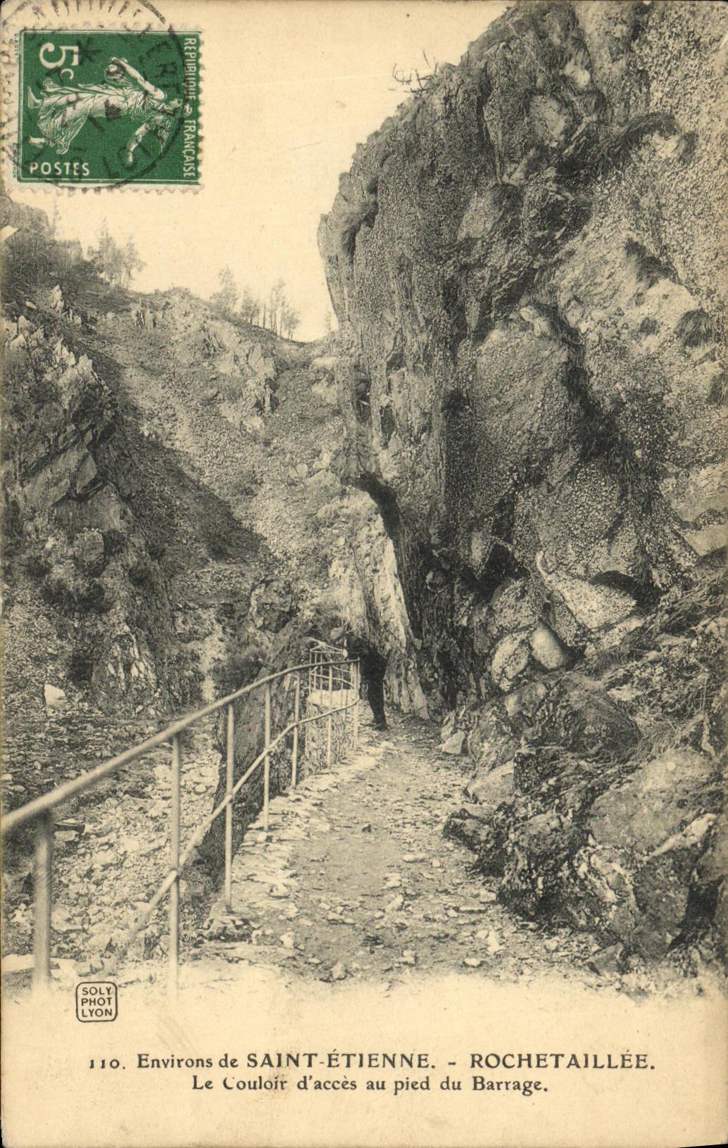 Alrededores de la POSTAL de la VENDIMIA de Saint E tienne Rochetaillee el acceso del pasillo D al pie de la detencion