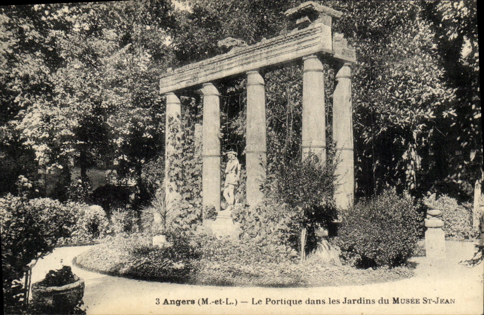 CPA Angers Le Portique Dans Les Jardins Du Musee St Jean