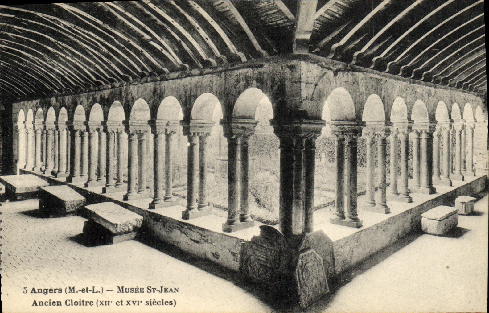 CPA Angers Musee St Jean Ancien Cloitre