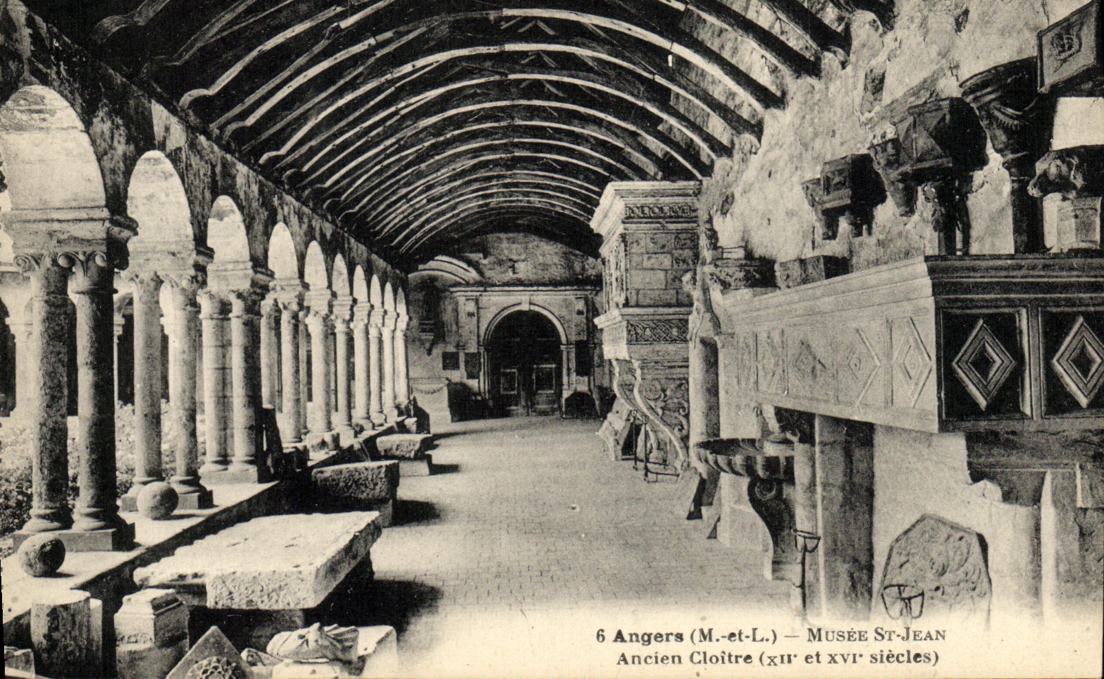 CPA Angers Musee St Jean Ancien Cloitre