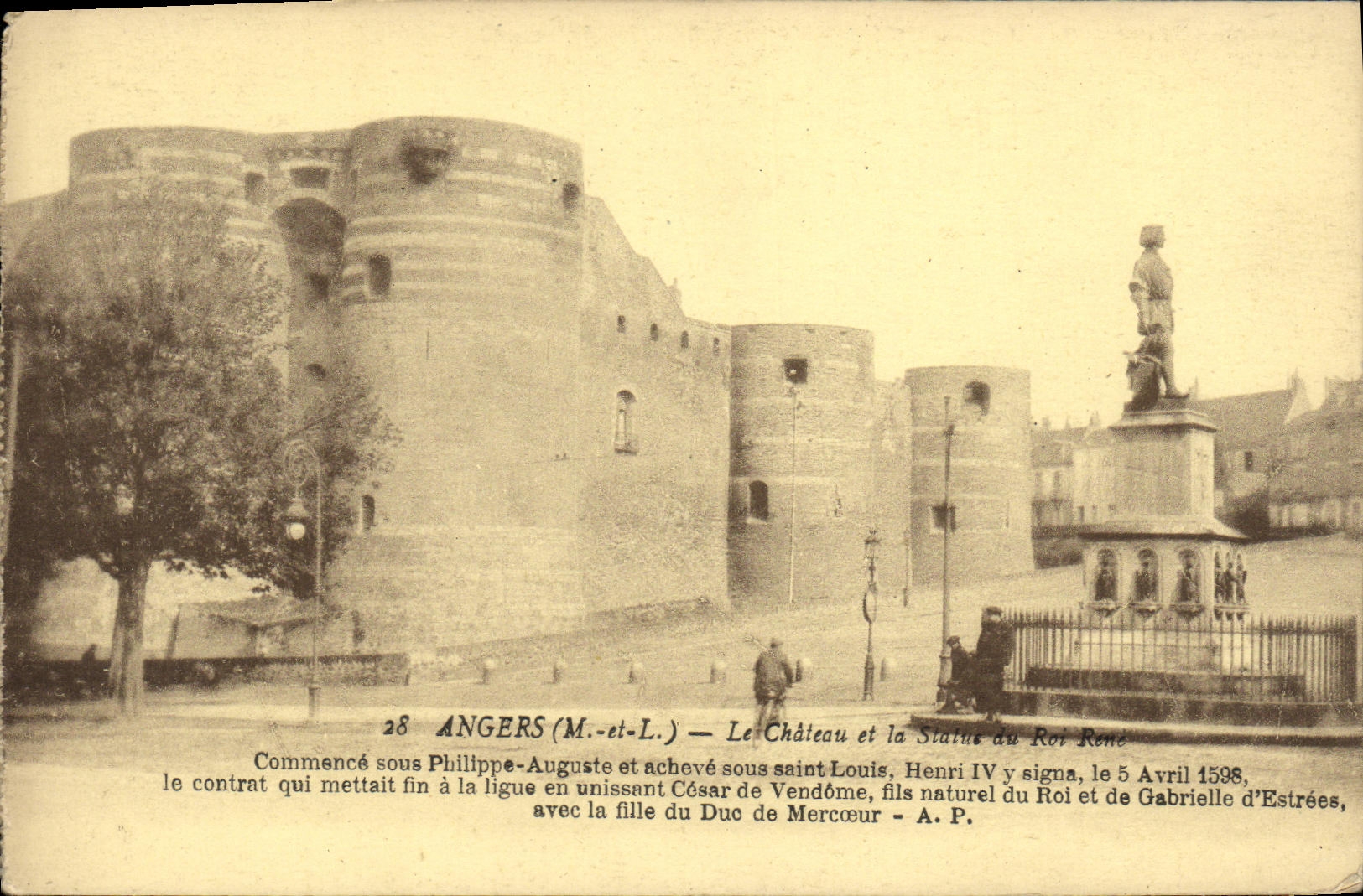 CPA Angers Le Chateau Et La Statue De Roi Rene