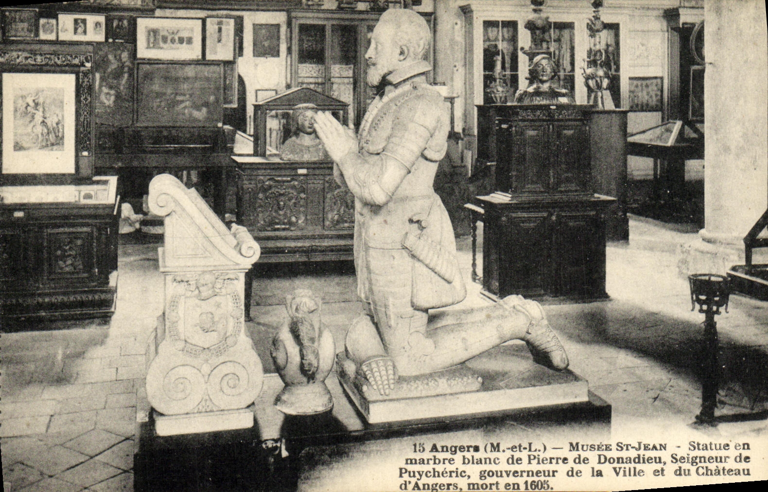 CPA Angers Musee St Jean Statue En Marbre de Pierre de Donaldieu Seigneur de Puycherie gouverneur de la ville et chateau