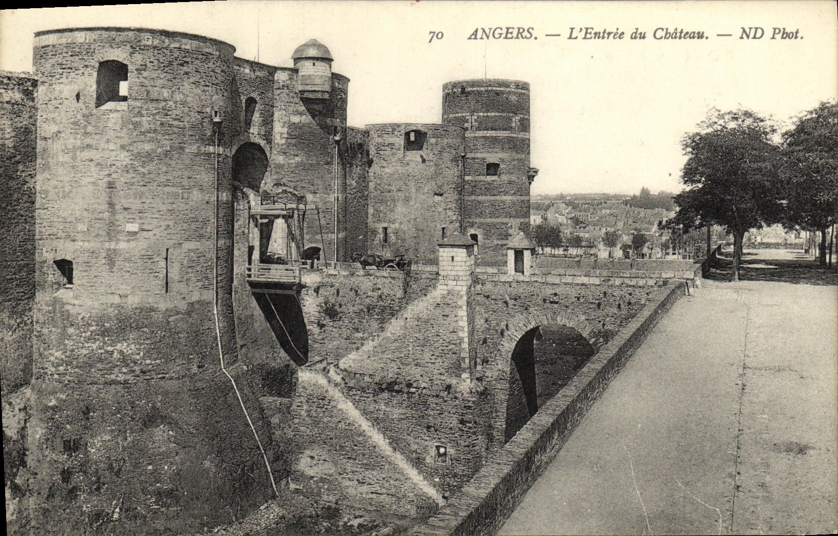 CPA Angers L Entree Du Chateau