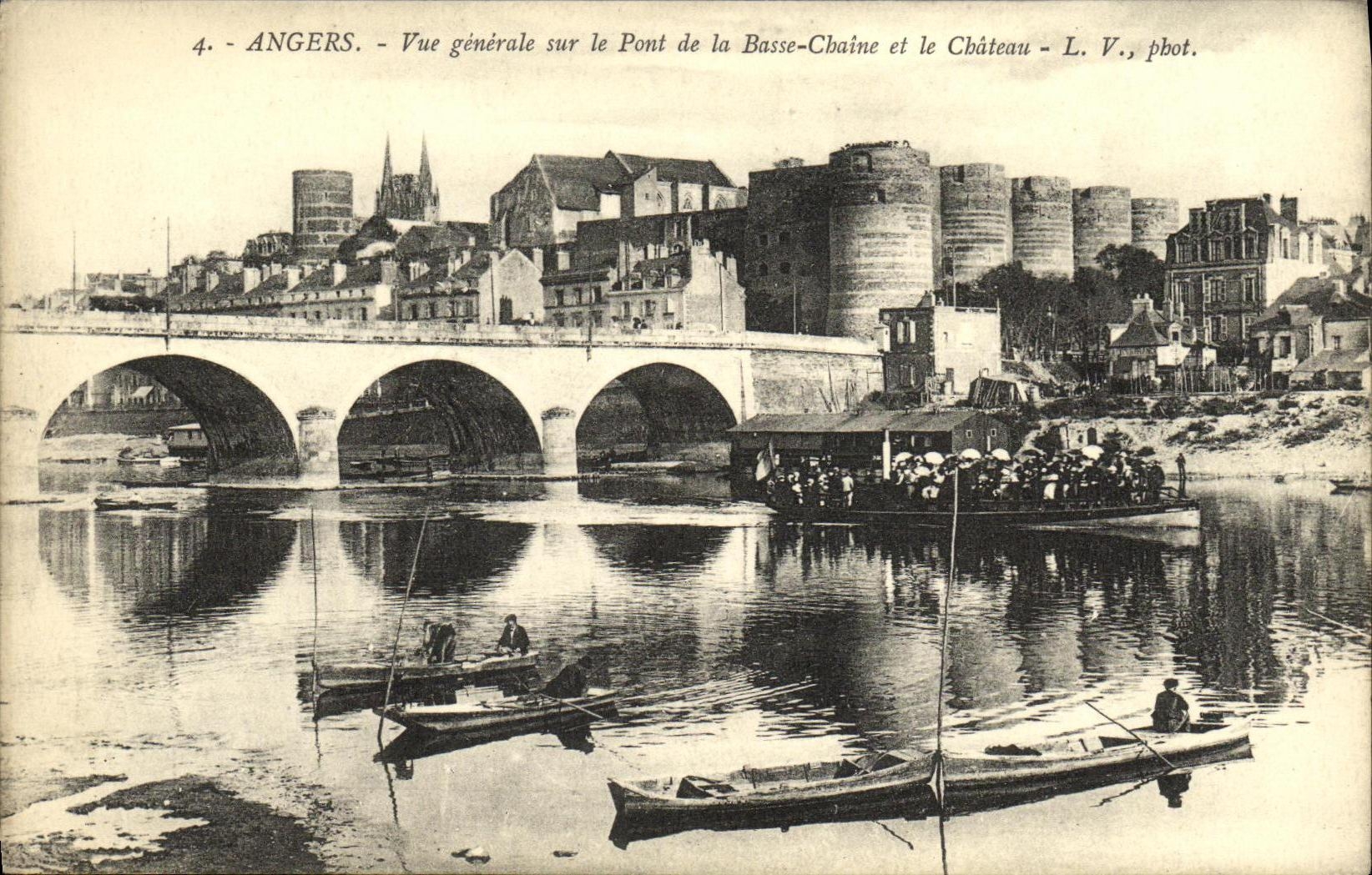 CPA Angers Vue Generale Sur Le Pont La Basse Chaine Et Le Chateau Bateau