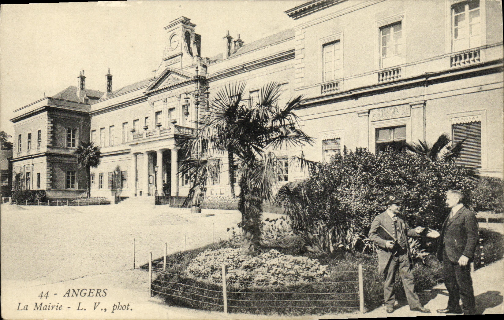 CPA Angers La Mairie animee 