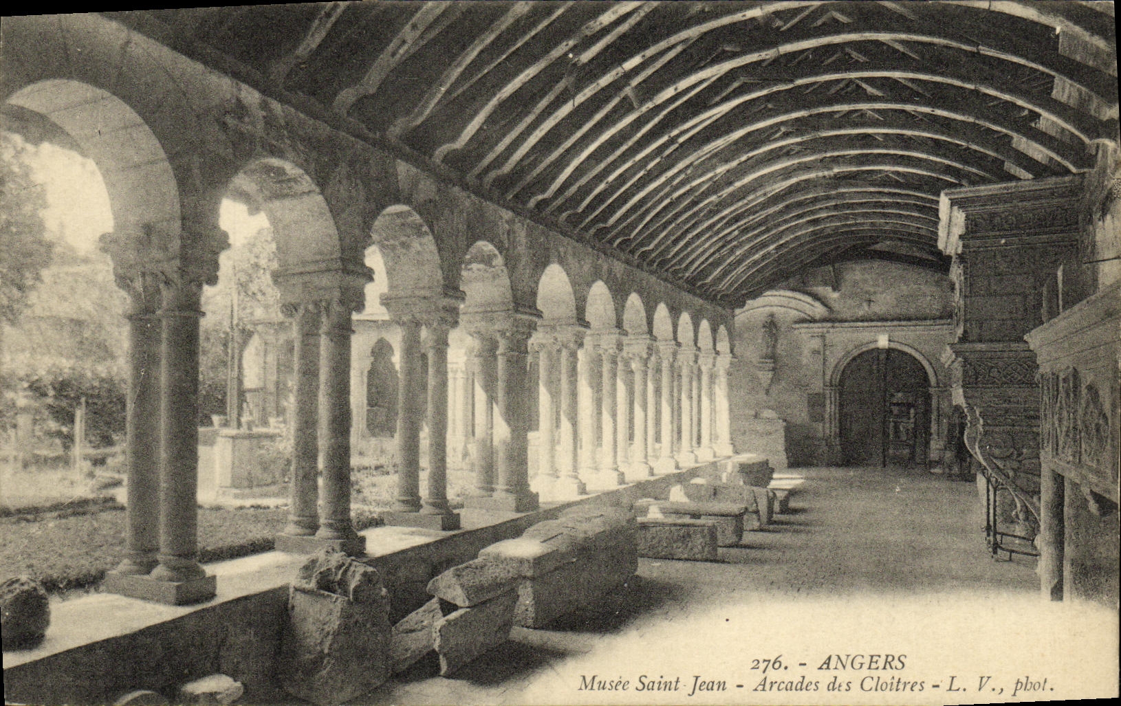 CPA Angers Musee Saint Jean Arcades du cloitre