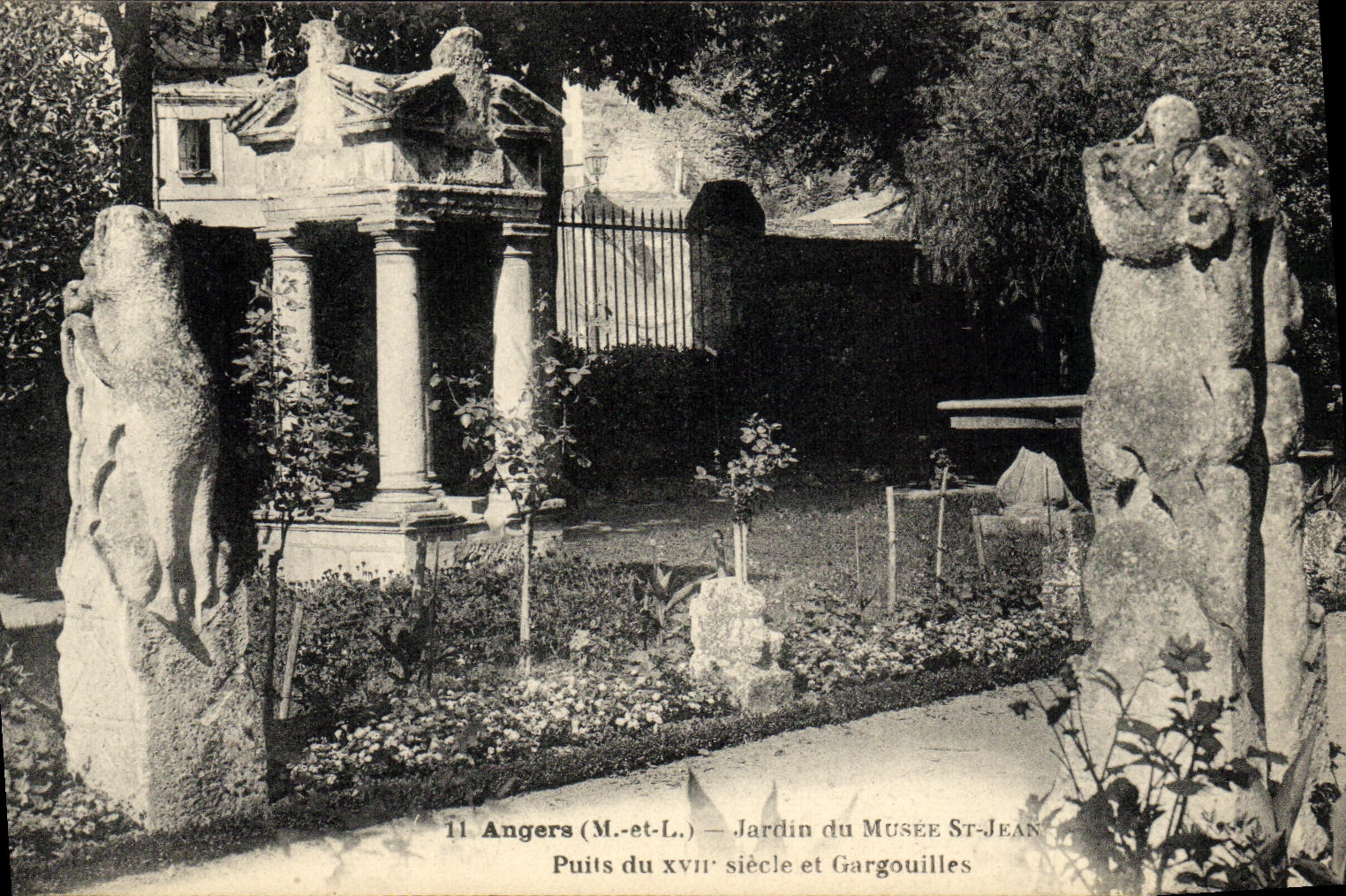 CPA Angers Jardin du Musee Puits du 17eme et gargouilles