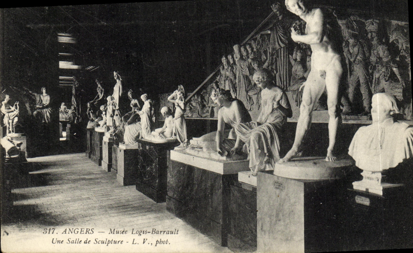 CPA Angers Musee Loges Barrault Une Salle de Sculpture