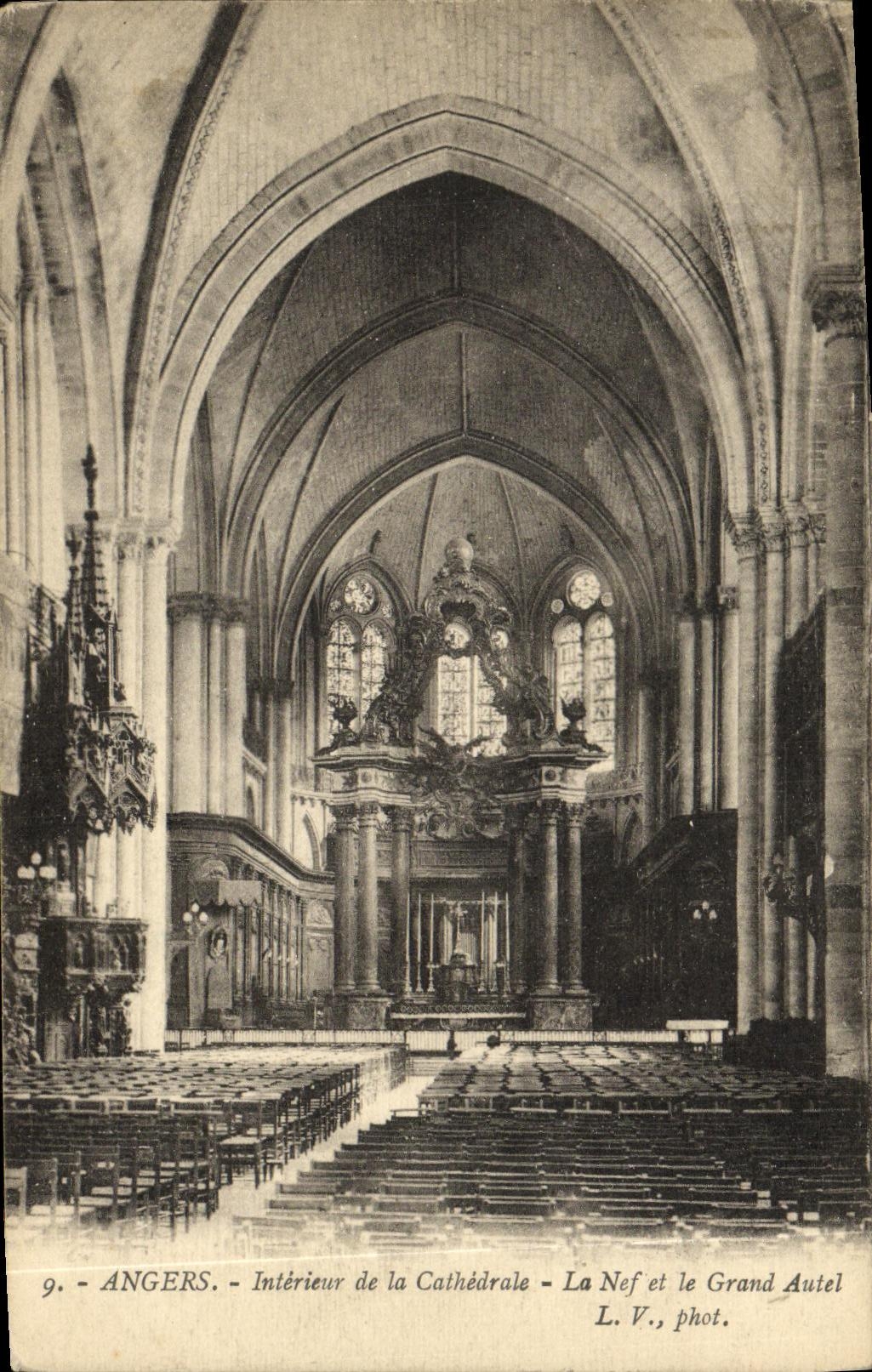 CPA Angers Interieur de la Cathedrale La Nef et le Grand Autel