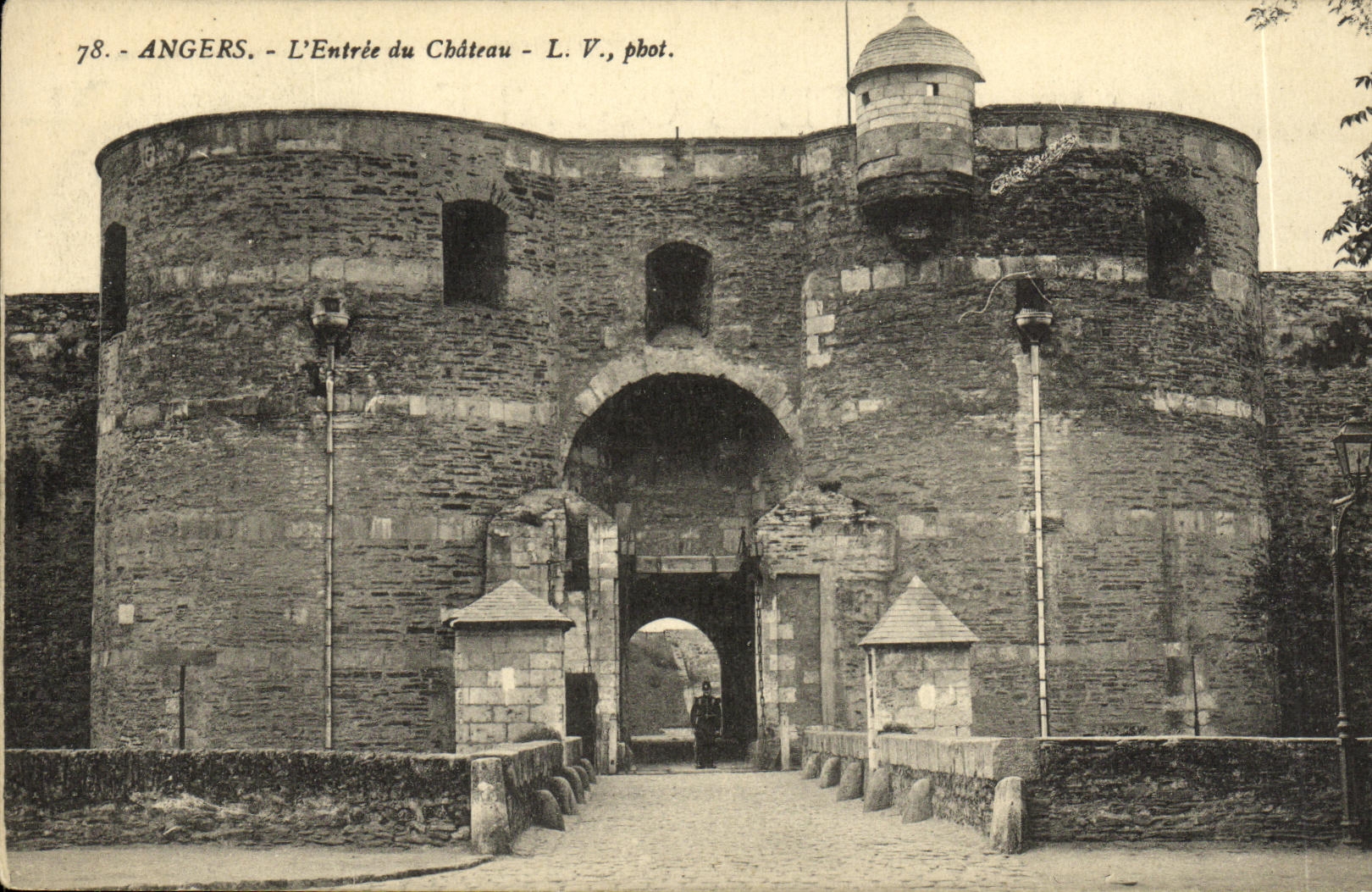 CPA Angers L Entree du Chateau 