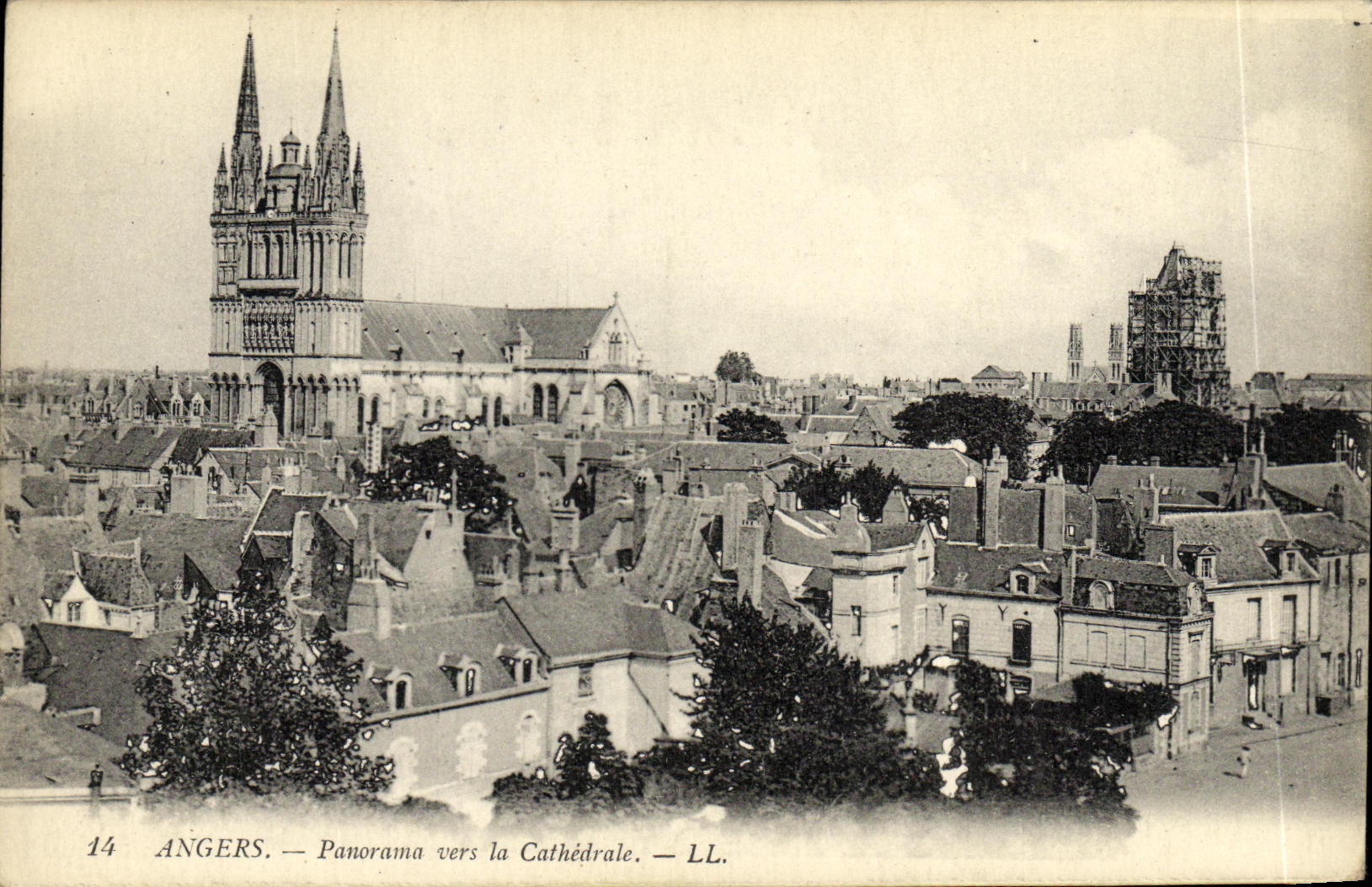 CPA Angers Panorama vers la Cathedrale