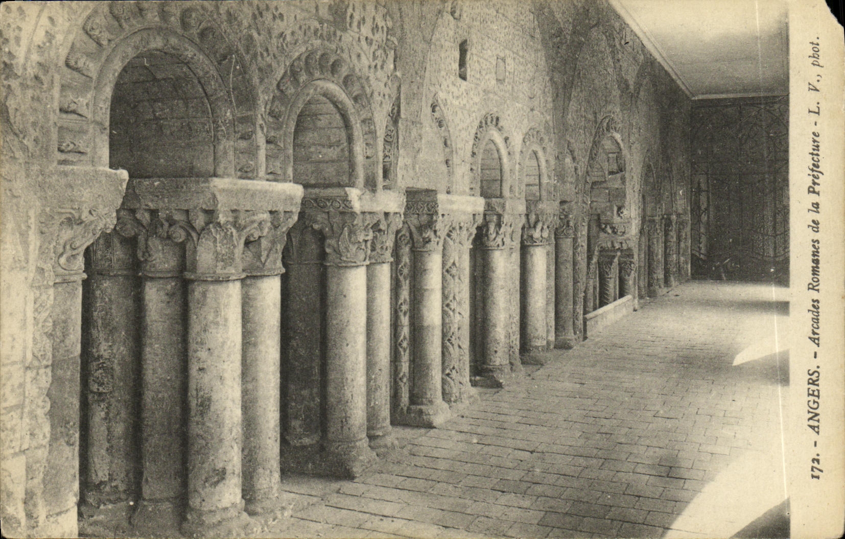 CPA Angers Arcades Romanes de la Prefecture
