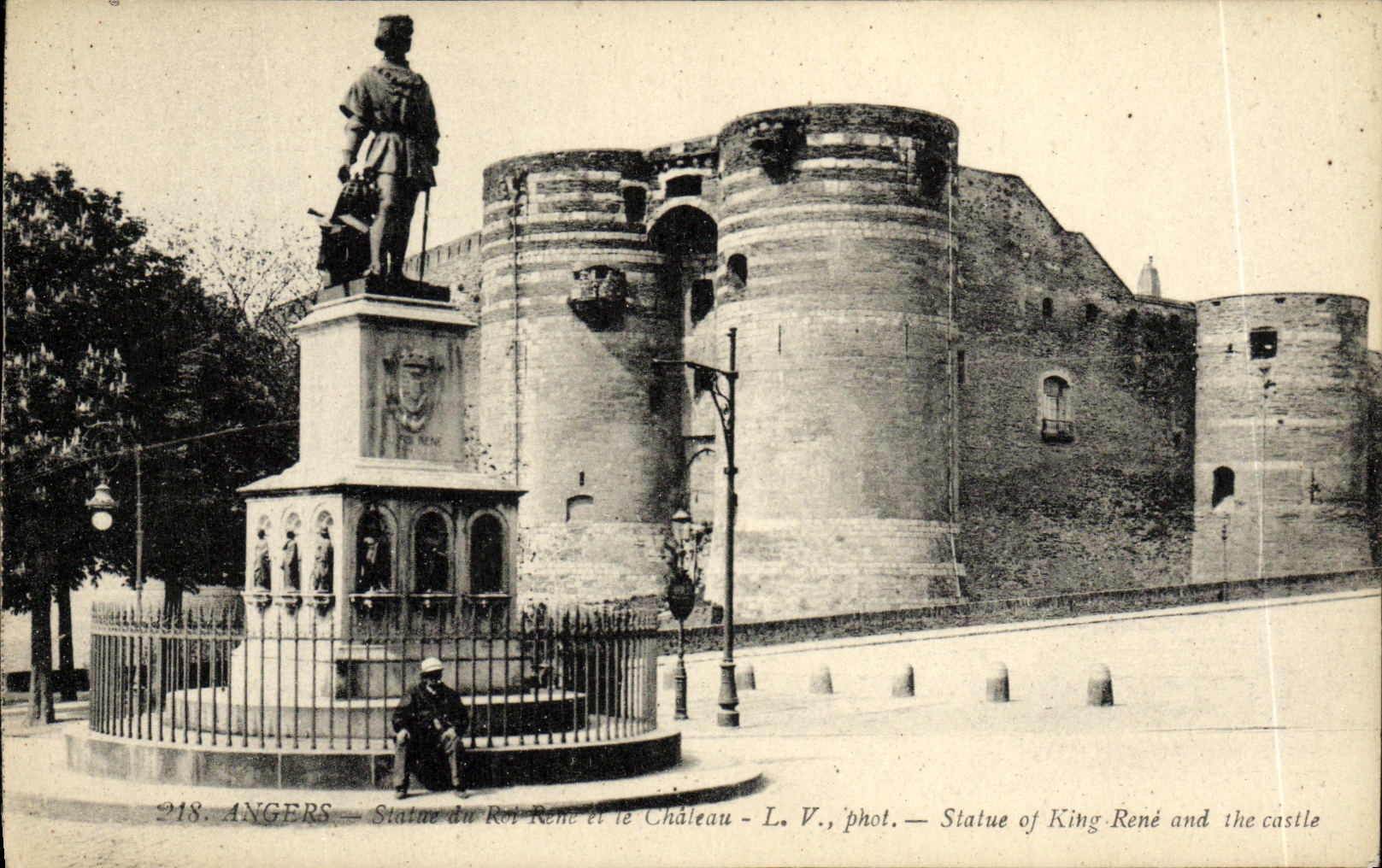 CPA Angers Statue du roi Rene et le chateau