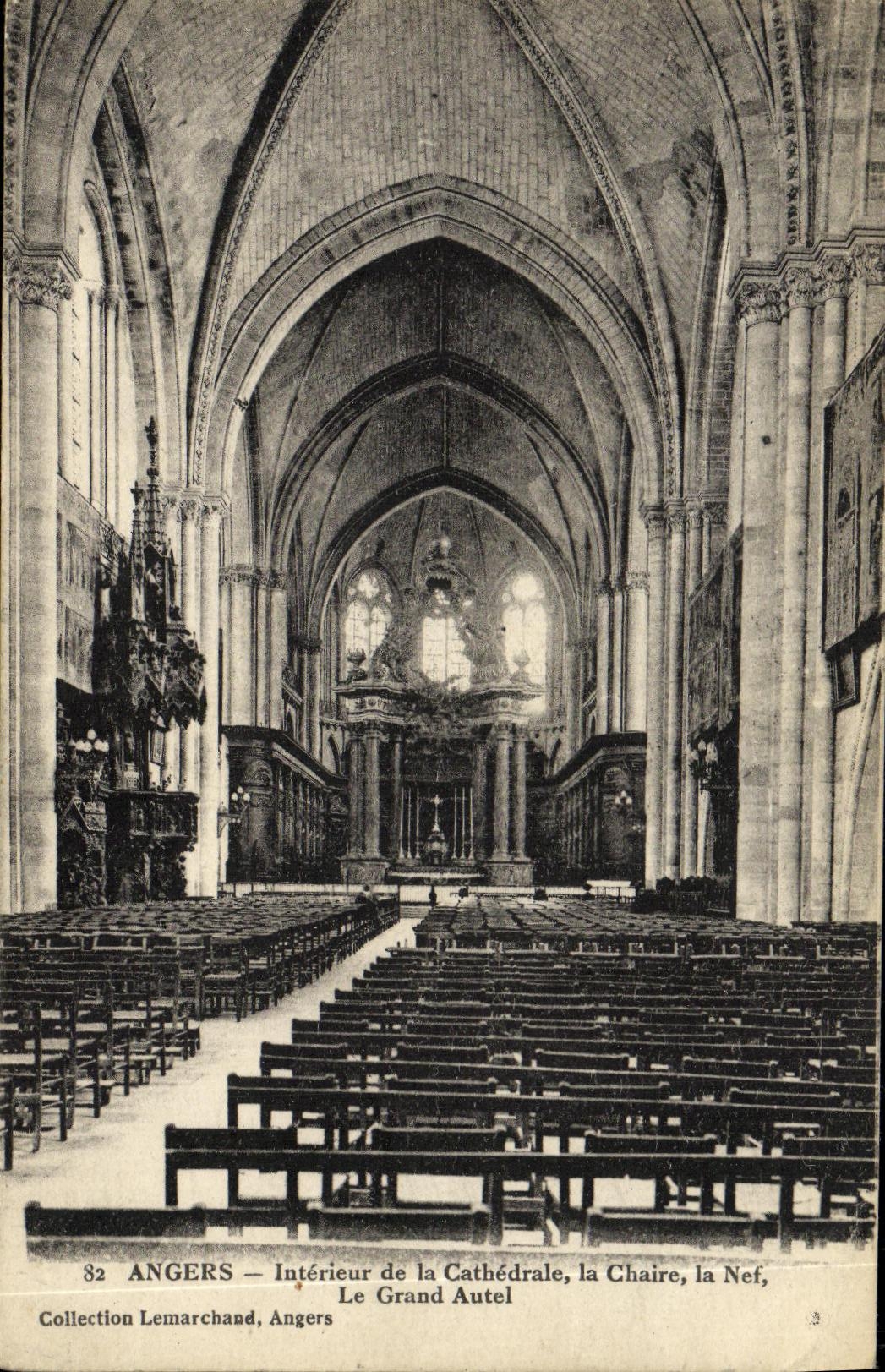 CPA Angers Interieur de la Cathedrale la Chaire la Nef Le Grand Autel