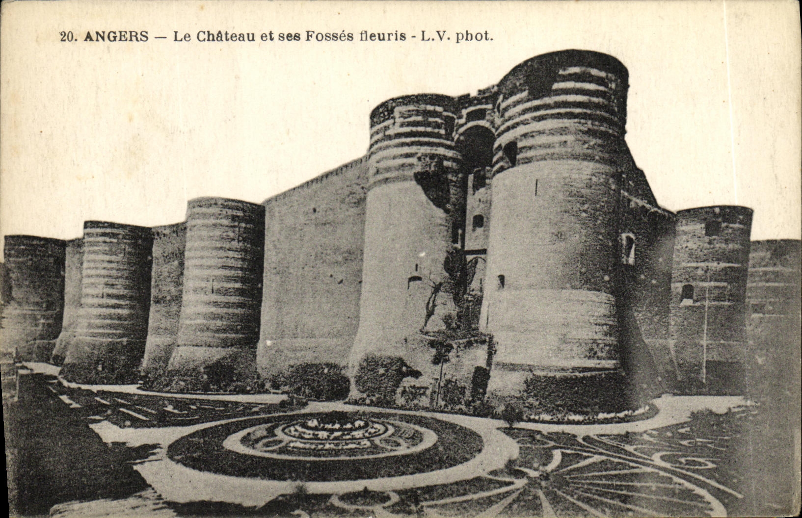 CPA Angers Le Chateau et ses Fosses fleuris