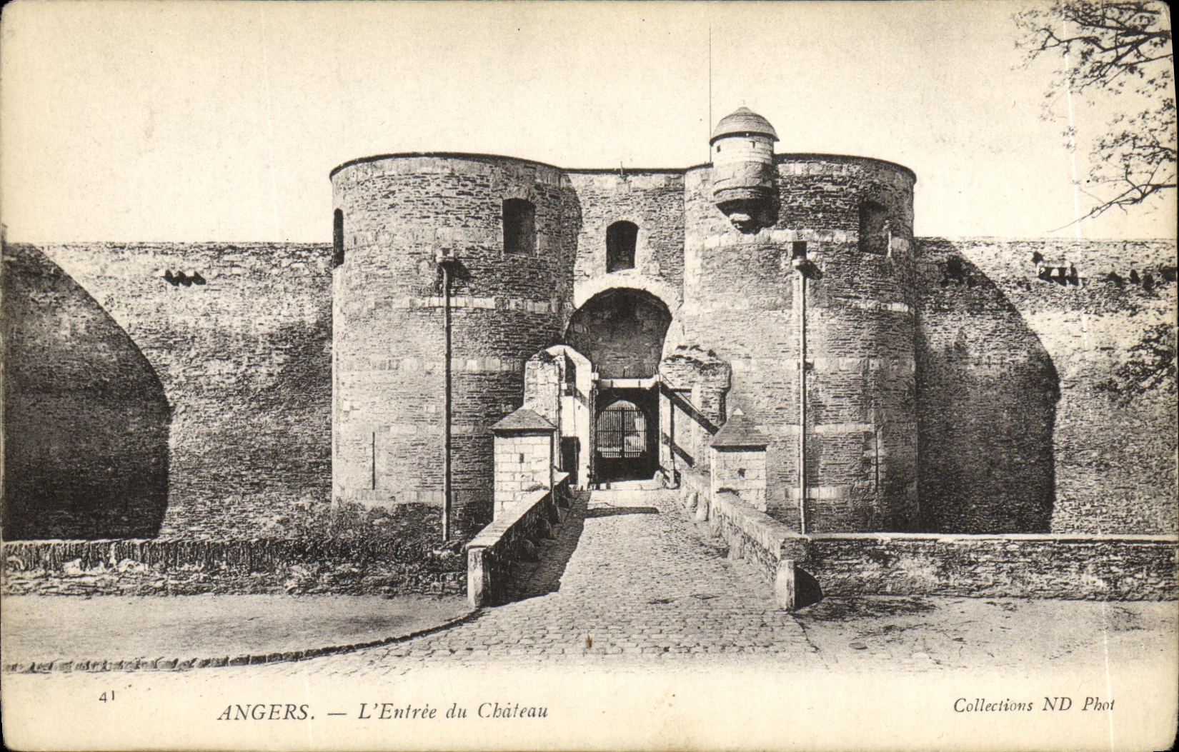 CPA Angers L Entree du Chateau