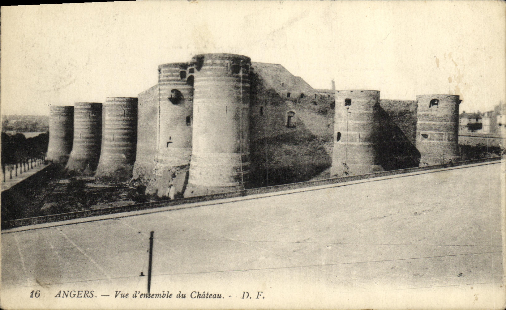 CPA Angers Vue d ensemble du Chateau