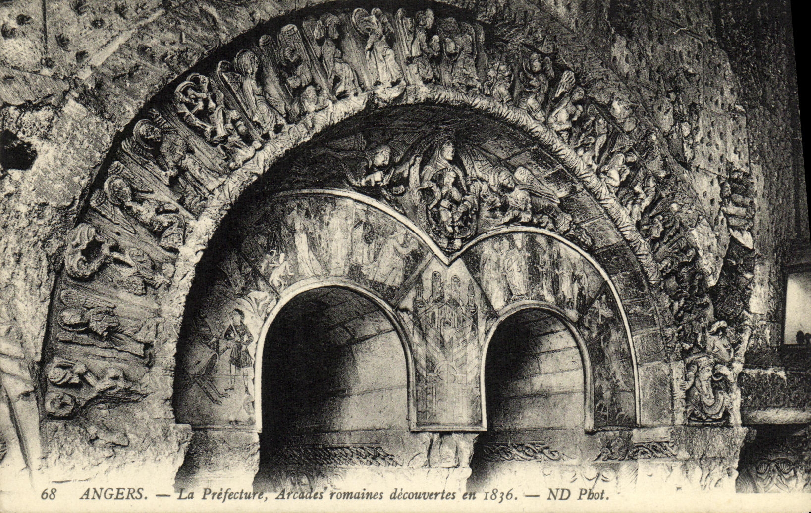 CPA Angers La Prefecture Arcades Romaines decouvertes en 1836