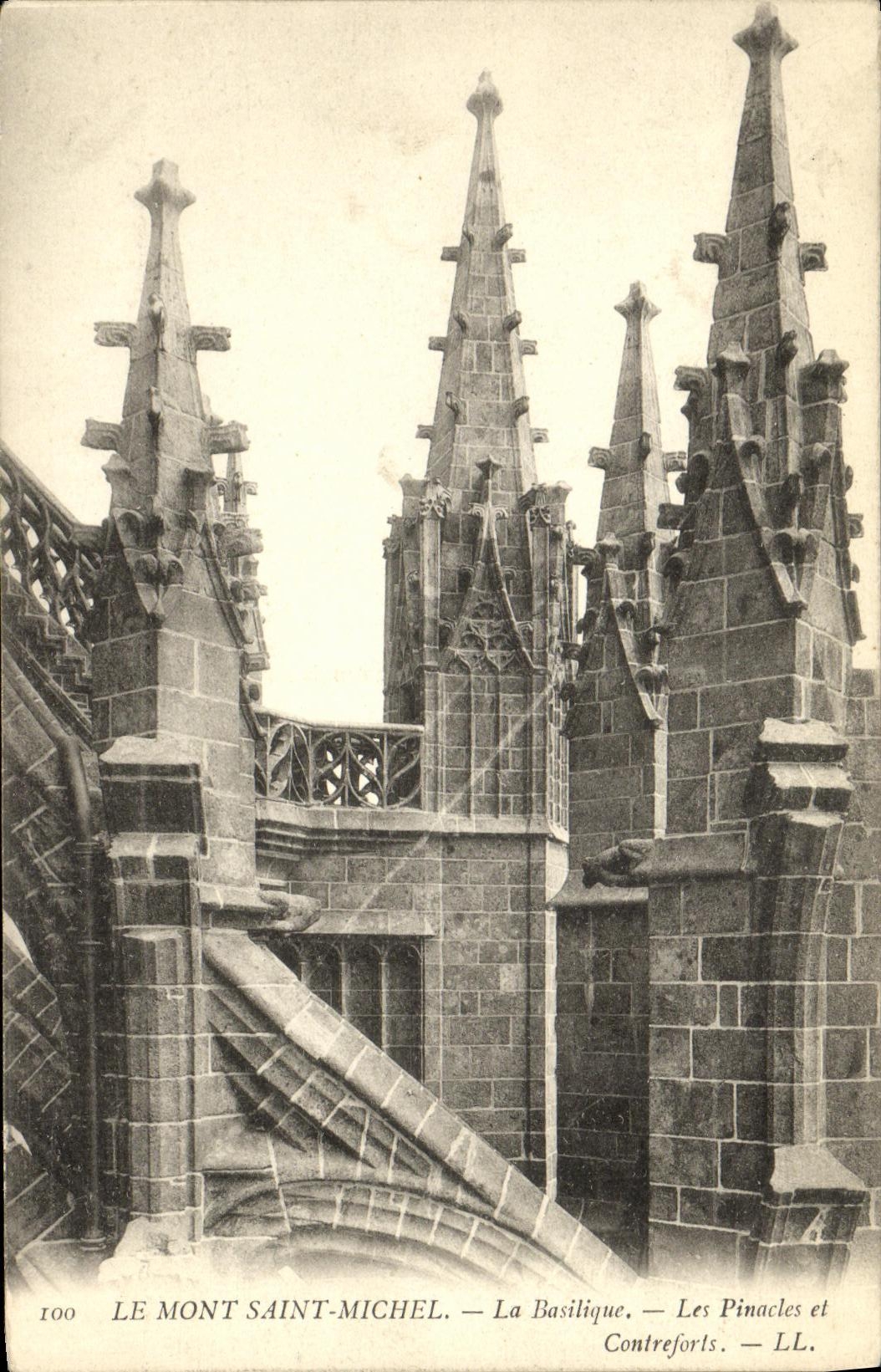 CPA Le Mont Saint Michel La Basilique Les Pinacles et Contreforts