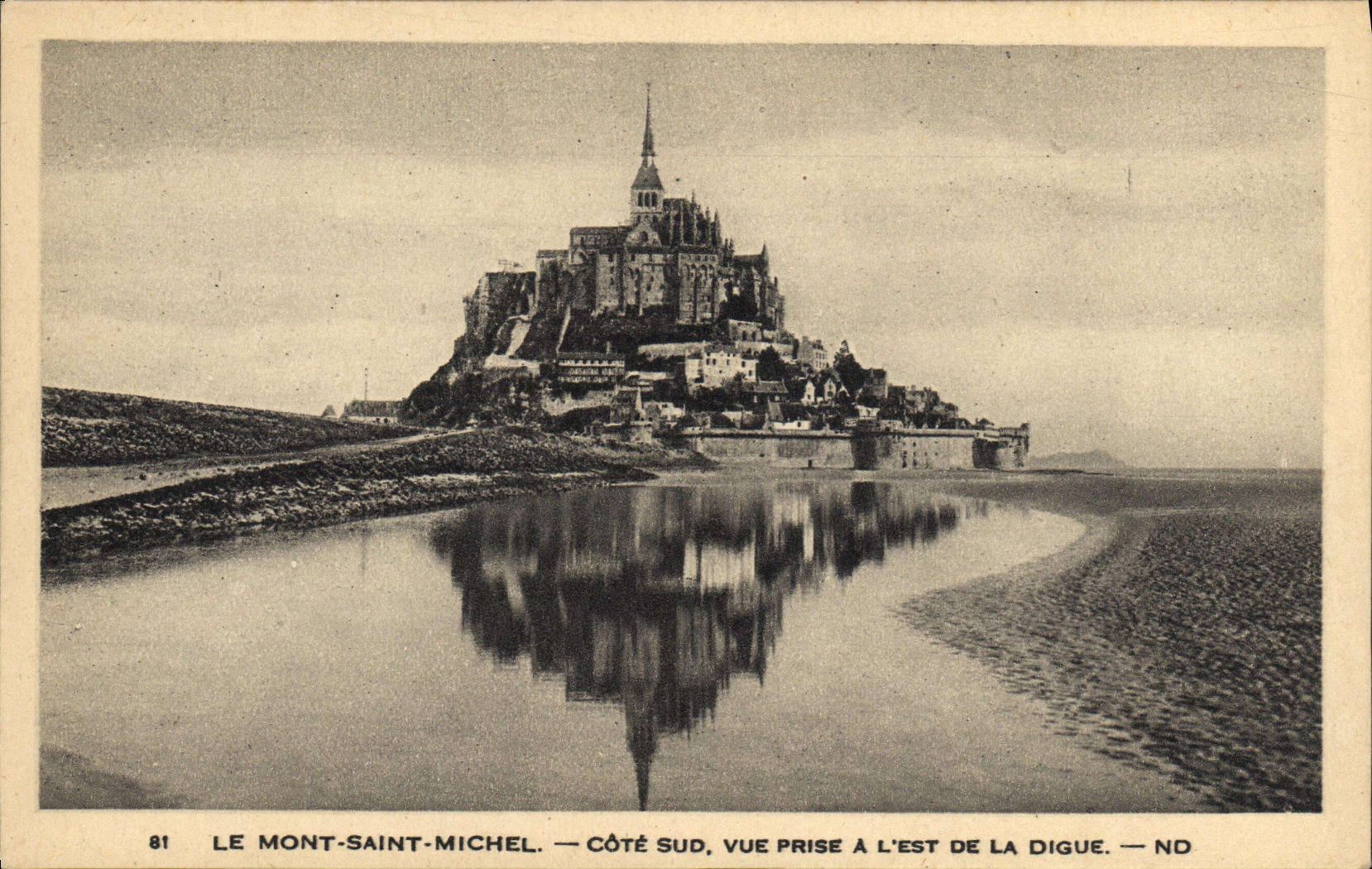 CPA Le Mount Saint Michel Cote Sud Vue Prise a L Est de la Digue