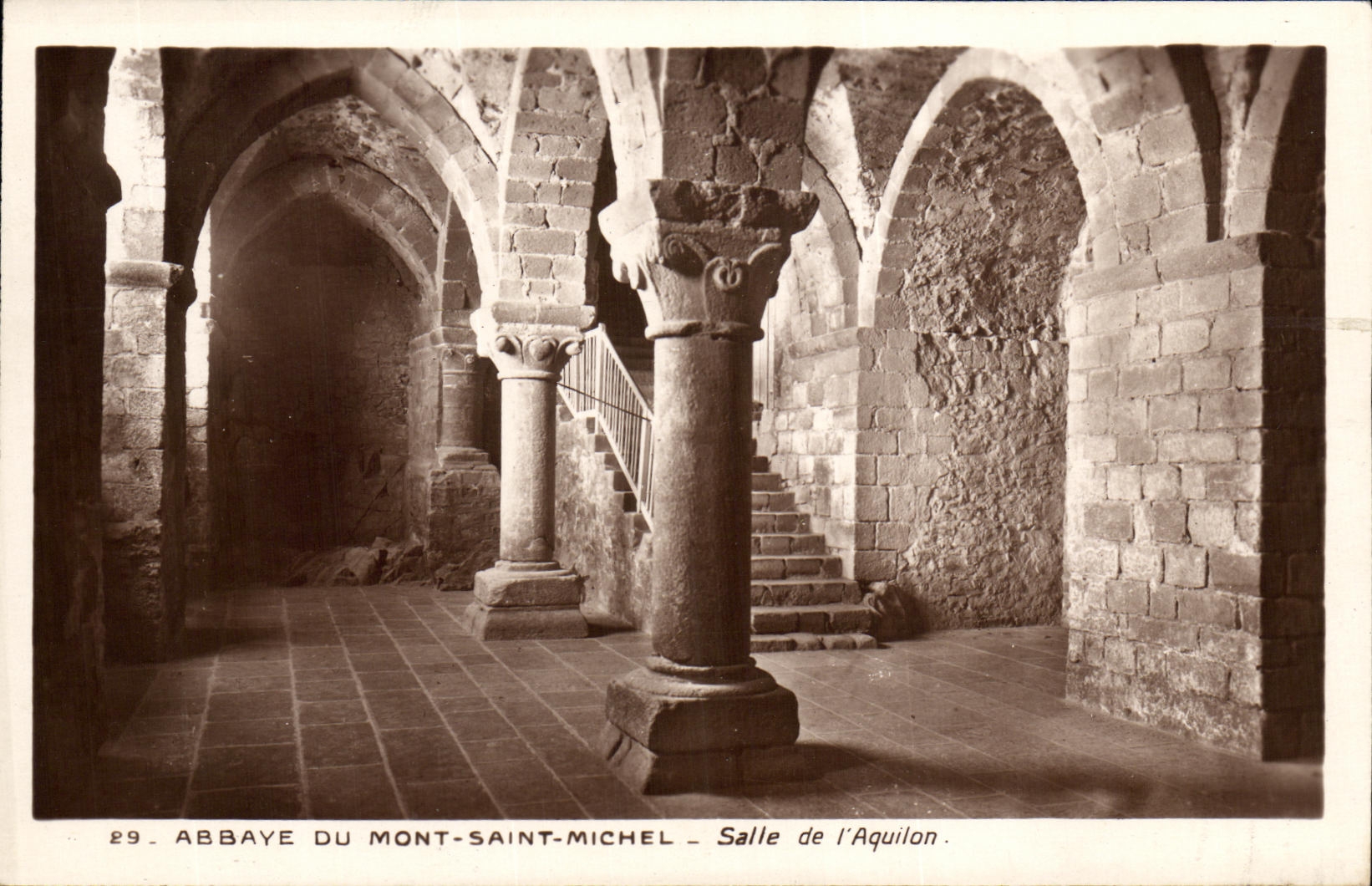 CPA Abbaye du Mont Saint Michel Salle de l Aquilon