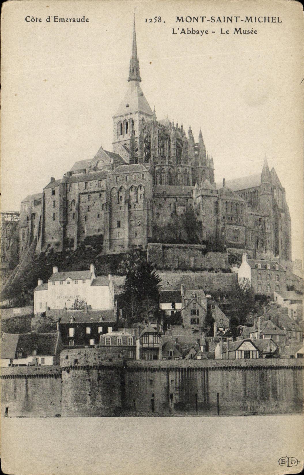 CPA Mont Saint Michel L Abbaye Le Musee