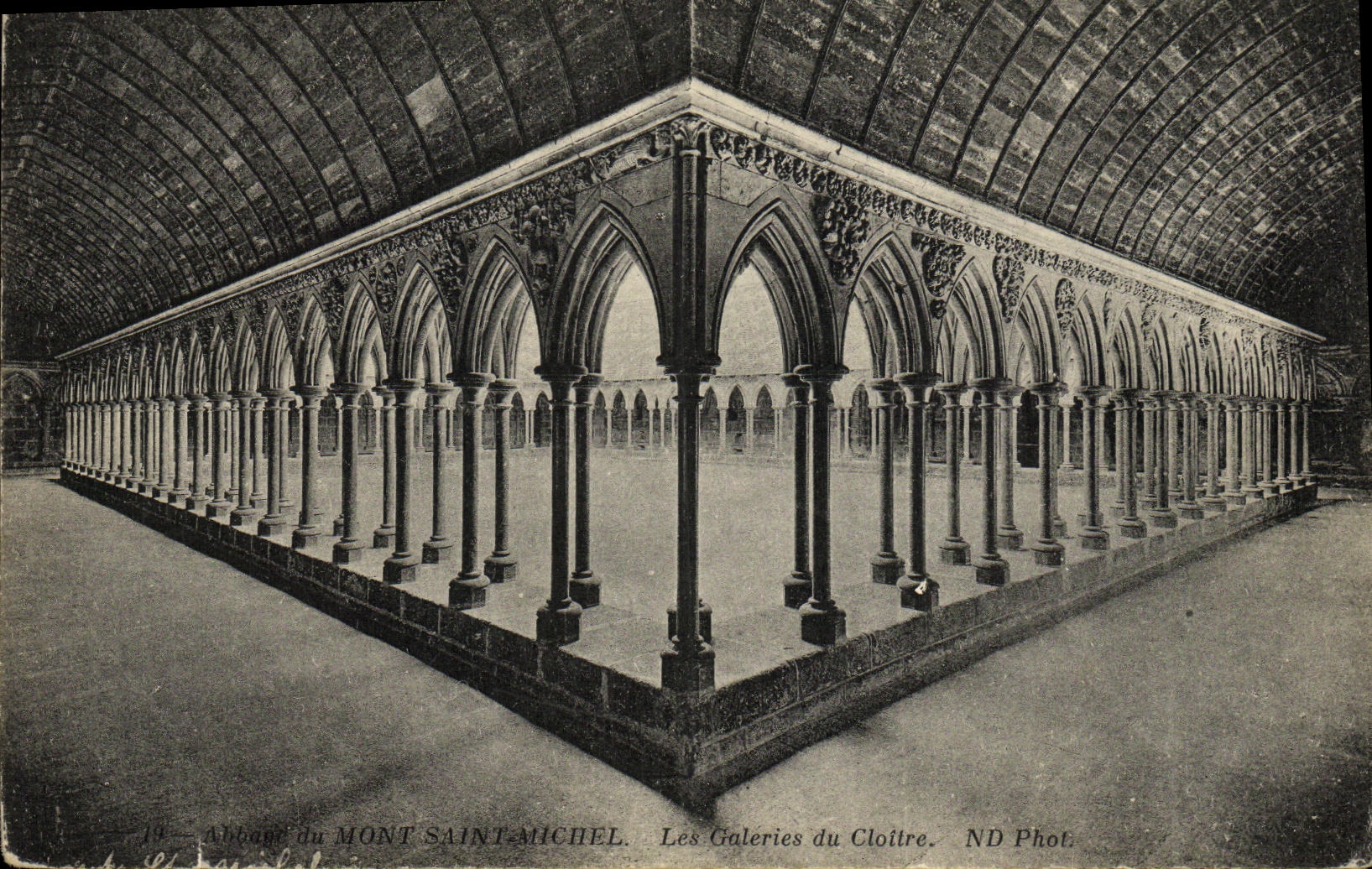 CPA Mont Saint Michel Les Galeries du Cloitre