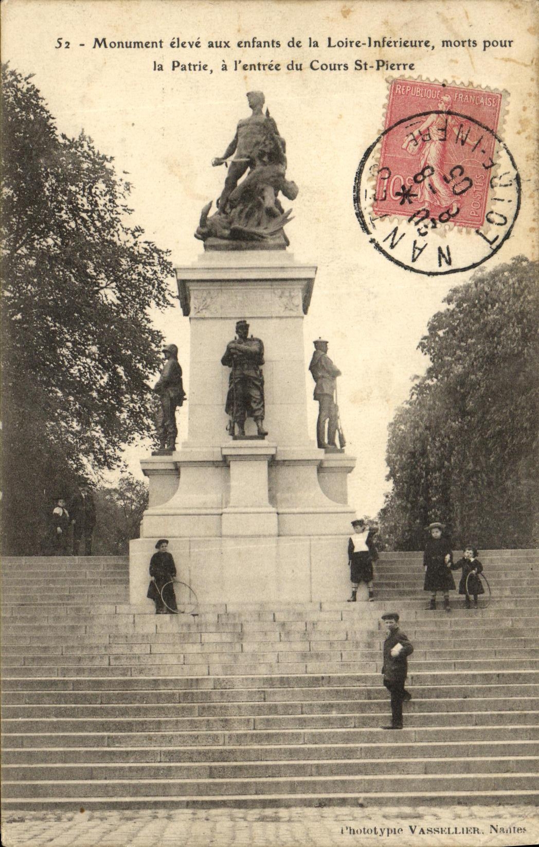 El monumento de la POSTAL de la VENDIMIA levantado con los ninos de Lorie Inferieure muertos por la patria tiene L incorporado del St Pedro del curso