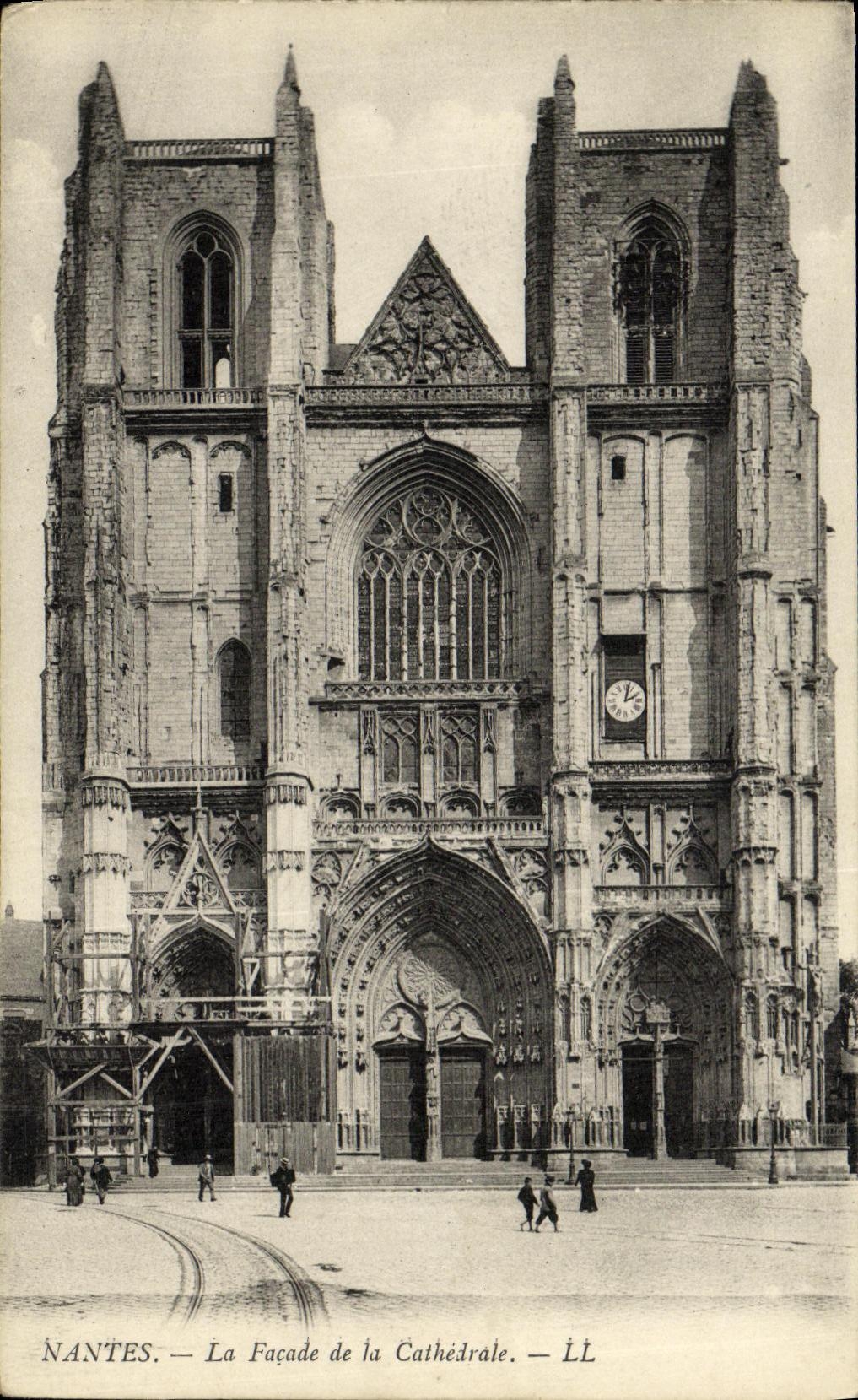 VINTAGE POSTCARD Nantes the Frontage of the Cathedral