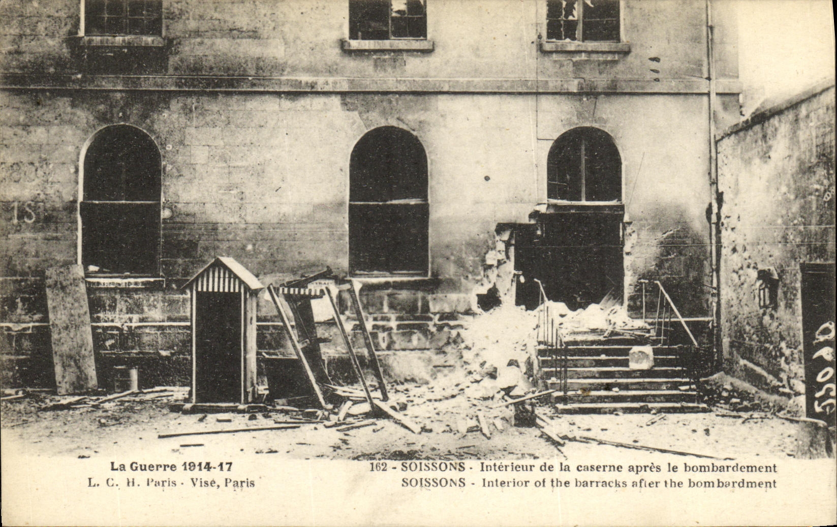 CPA Soissons Interieur de la caserne apres le bombardement Militaria